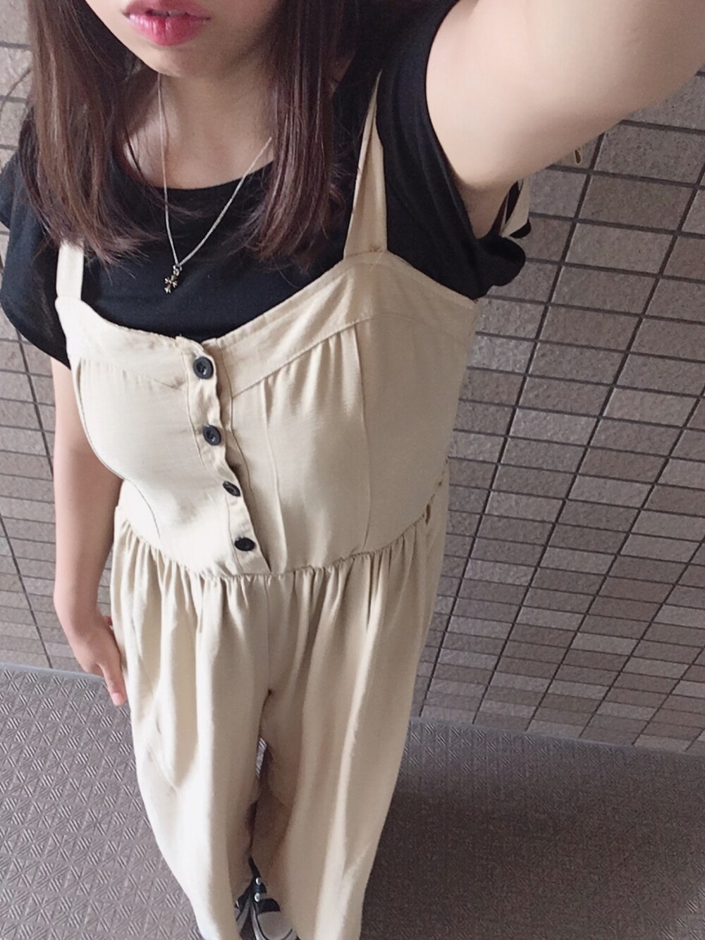 「オトナカジュアル、ベージュ、プチプラコーデ、低身長、converse、オールインワン、ootd」｜「onewayのアイテム（Tシャツ/カットソー、ブラック系）」を使った、piさん（レディース・150cm）の夏コーディネートの1枚目の写真