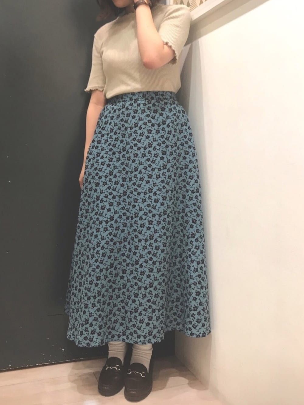 「グリーンパークス、Green Parks、greenparks、アースミュージック＆エコロジー、earth music&ecology、着回しコーデ、チョコミント、花柄スカート、きれいめカジュアル、カジュアルガーリー」｜「earth music&ecologyのスタイルアップリブニットプルオーバー（ニット/セーター、ベージュ系）」を使った、𝕒𝕪𝕒𝕘𝕠𝕟 *さん（レディース・164cm）の夏コーディネートの1枚目の写真