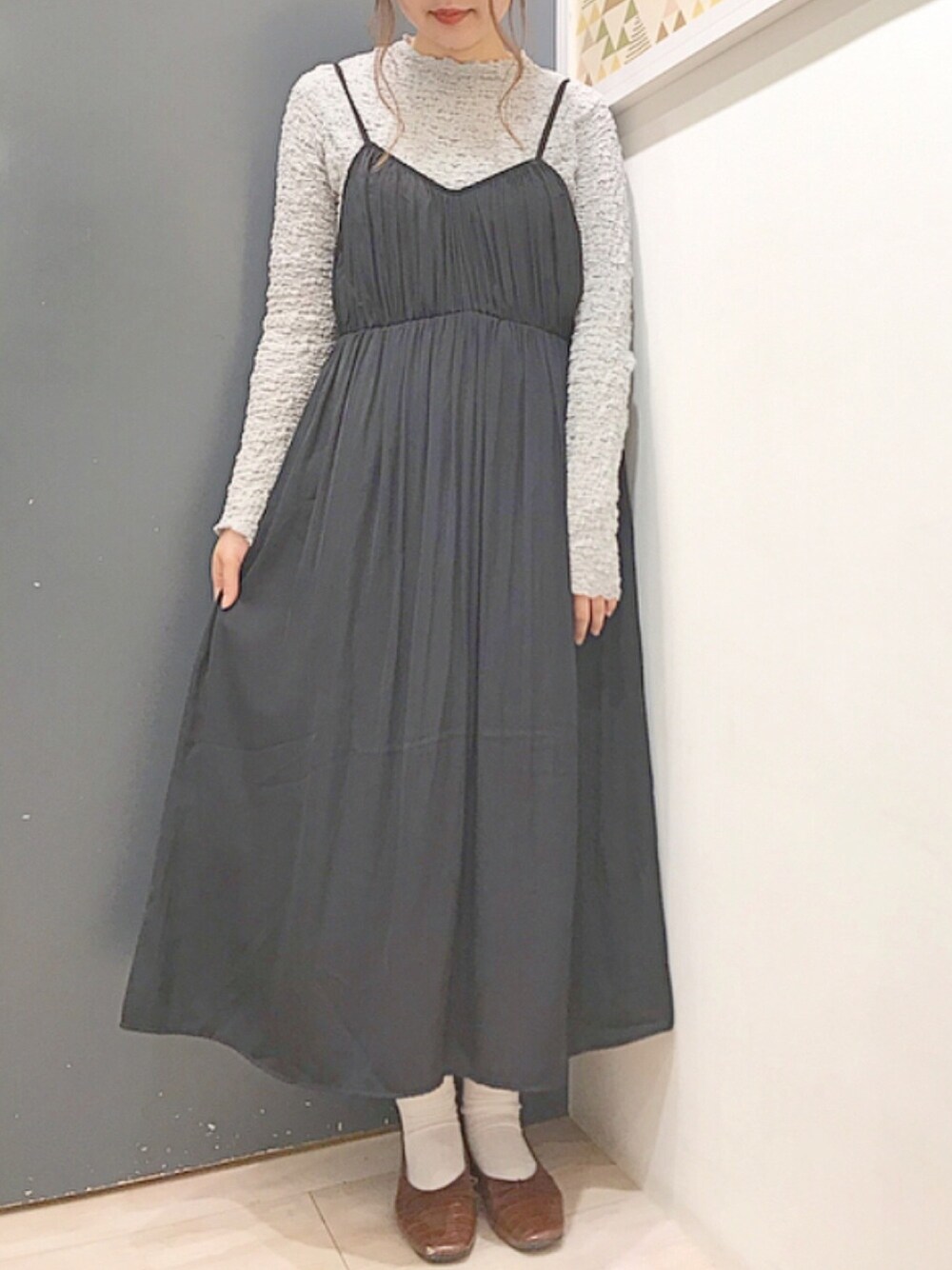 グレー系のTシャツ/カットソー、ブラック系のワンピース、ブラウン系のバレエシューズを着用したレディースの秋コーディネートの1枚目の写真