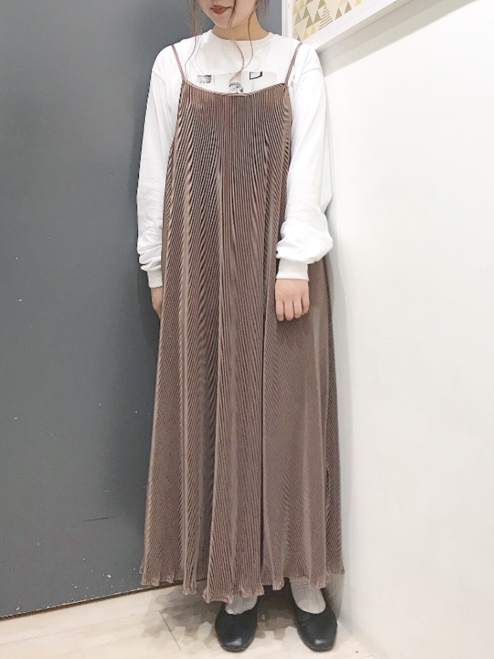 その他のTシャツ/カットソー、ブラウン系のワンピース、ブラック系のバレエシューズを着用したレディースの秋コーディネートの1枚目の写真