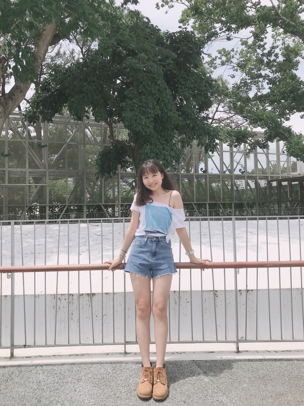 「ootd、夏、街頭穿搭、新竹、休閒、ROOTS、Timberland、outfit」｜「rootsのアイテム（Tシャツ/カットソー、ホワイト系）」を使った、Shany🇹🇼さん（レディース・160cm）の夏コーディネートの1枚目の写真