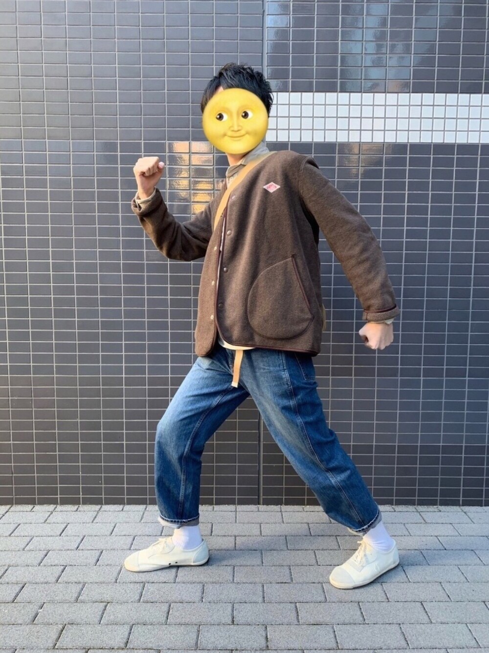 ブラウン系のノーカラージャケット、ベージュ系のシャツ/ブラウス、ブルー系のデニムパンツを着用したメンズの秋コーディネートの1枚目の写真