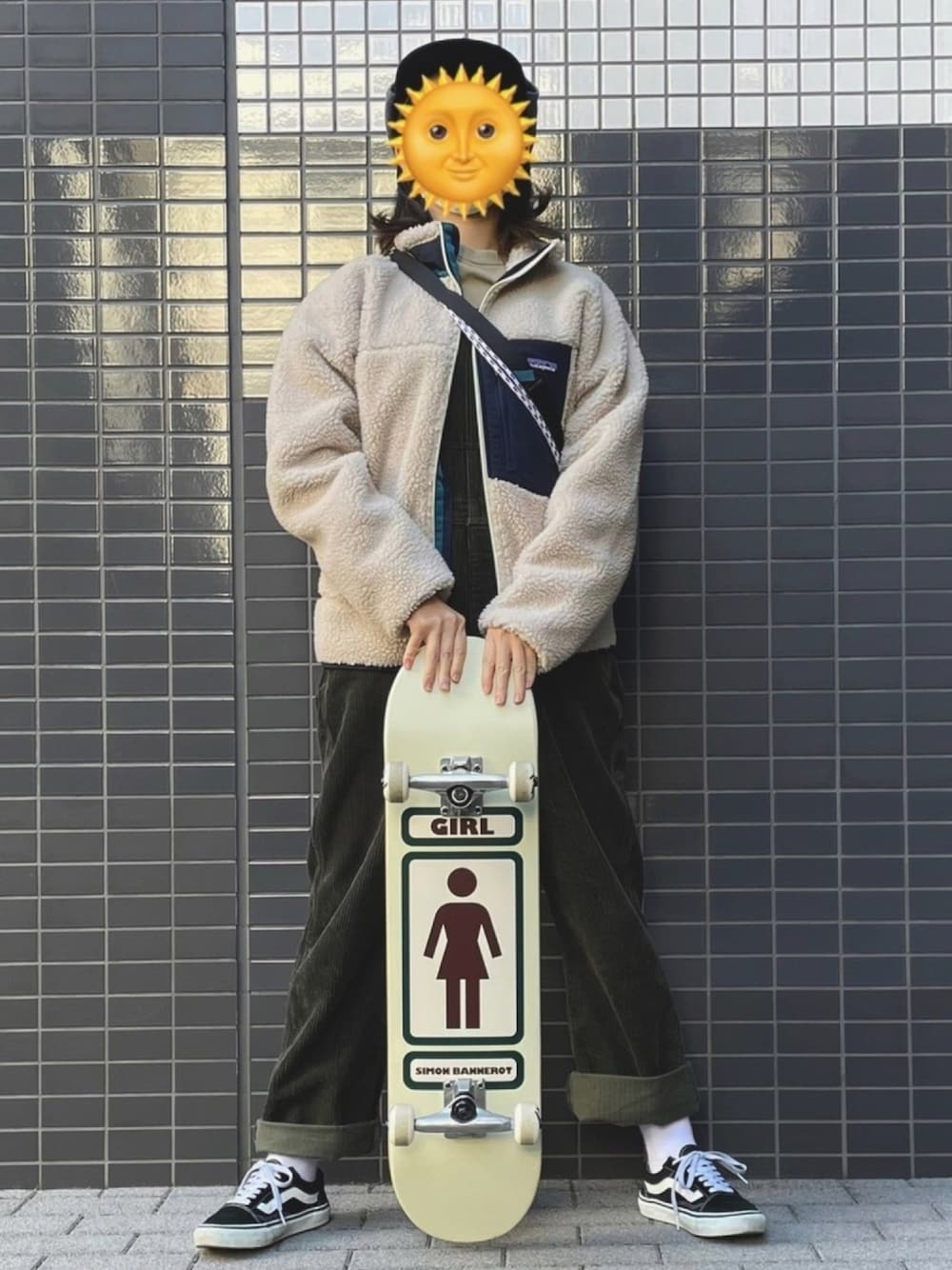 ベージュ系のその他アウター、ベージュ系のTシャツ/カットソー、グリーン系のサロペット/オーバーオールを着用したレディースの秋コーディネートの1枚目の写真