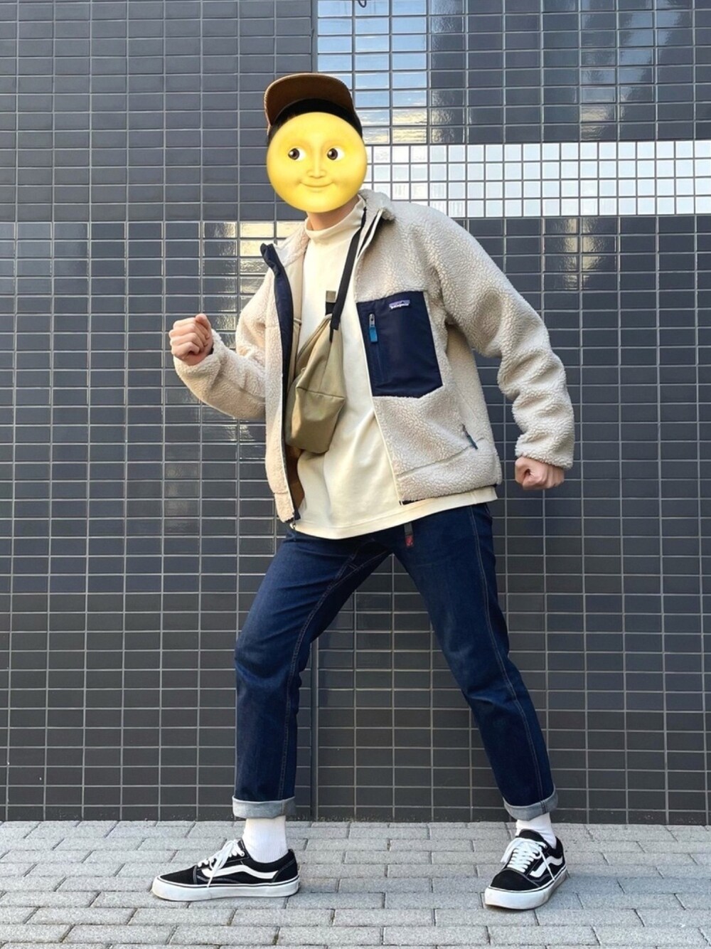 ベージュ系のその他アウター、ブルー系のデニムパンツ、ブラック系のスニーカーを着用したメンズの冬コーディネートの1枚目の写真