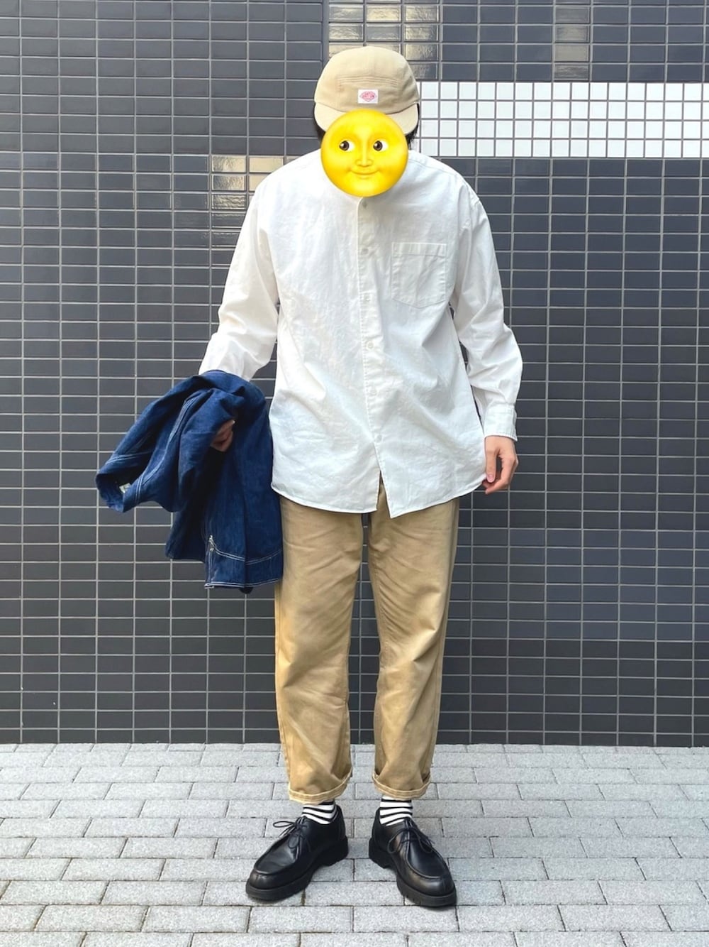 ホワイト系のシャツ/ブラウス、ブルー系のデニムジャケット、ベージュ系のその他パンツを着用したメンズの春コーディネートの1枚目の写真