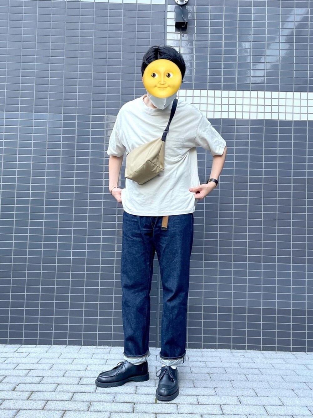 ベージュ系のTシャツ/カットソー、ベージュ系のショルダーバッグ、ブルー系のデニムパンツを着用したメンズの春コーディネートの1枚目の写真