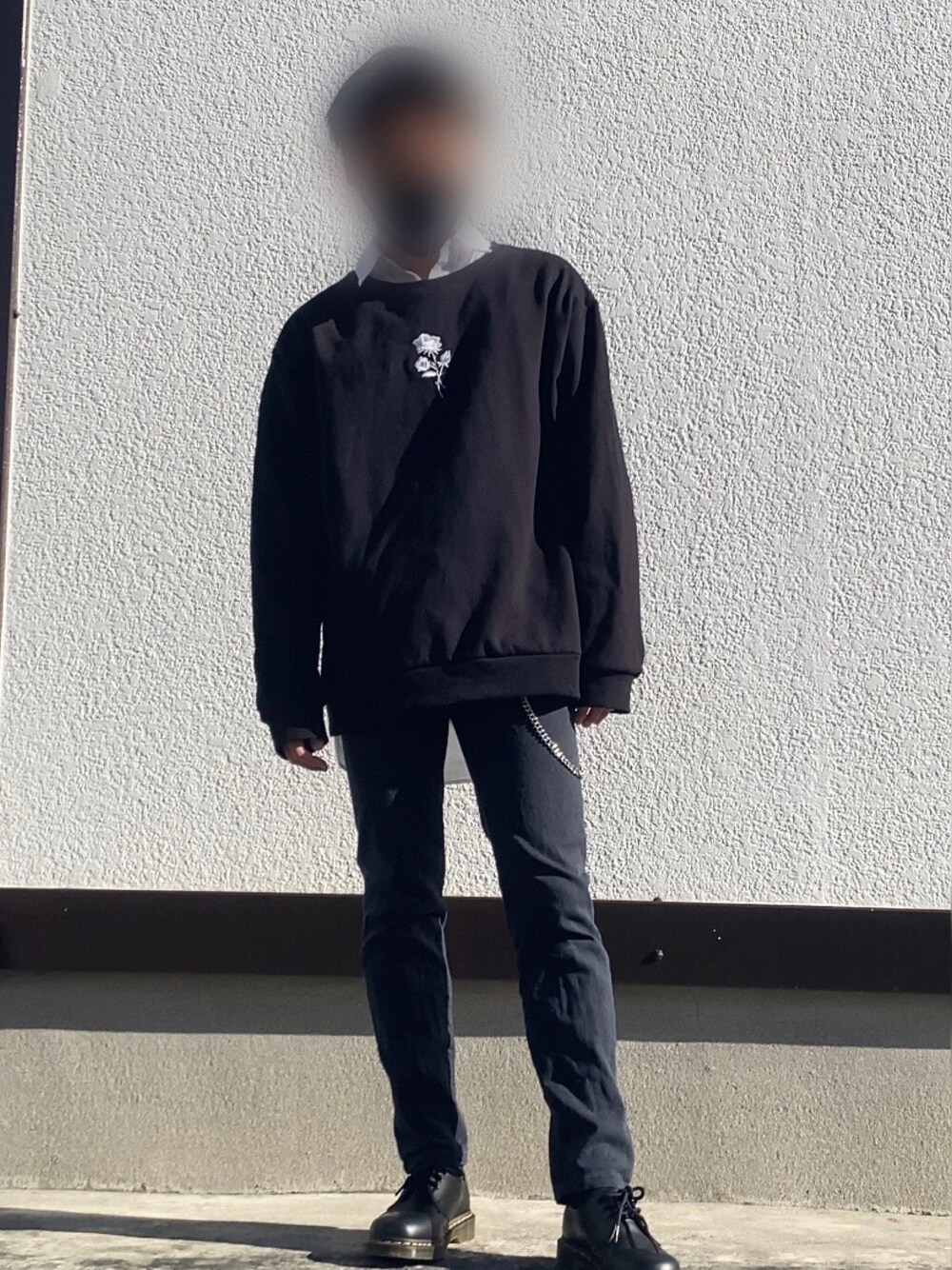 「ブラック、ブラックコーデ、ビッグシルエット、adrer、おしゃれさんと繋がりたい、ブラックコーデメンズ」｜「GUのアイテム（シャツ/ブラウス、ホワイト系）」を使った、PE-1さん（メンズ・165cm）の冬コーディネートの1枚目の写真