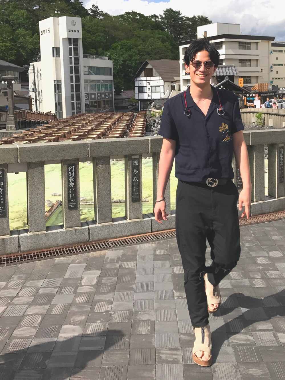 ブラック系のシャツ/ブラウス、ブラック系のその他パンツ、ベージュ系のサンダルを着用したメンズの夏コーディネートの1枚目の写真