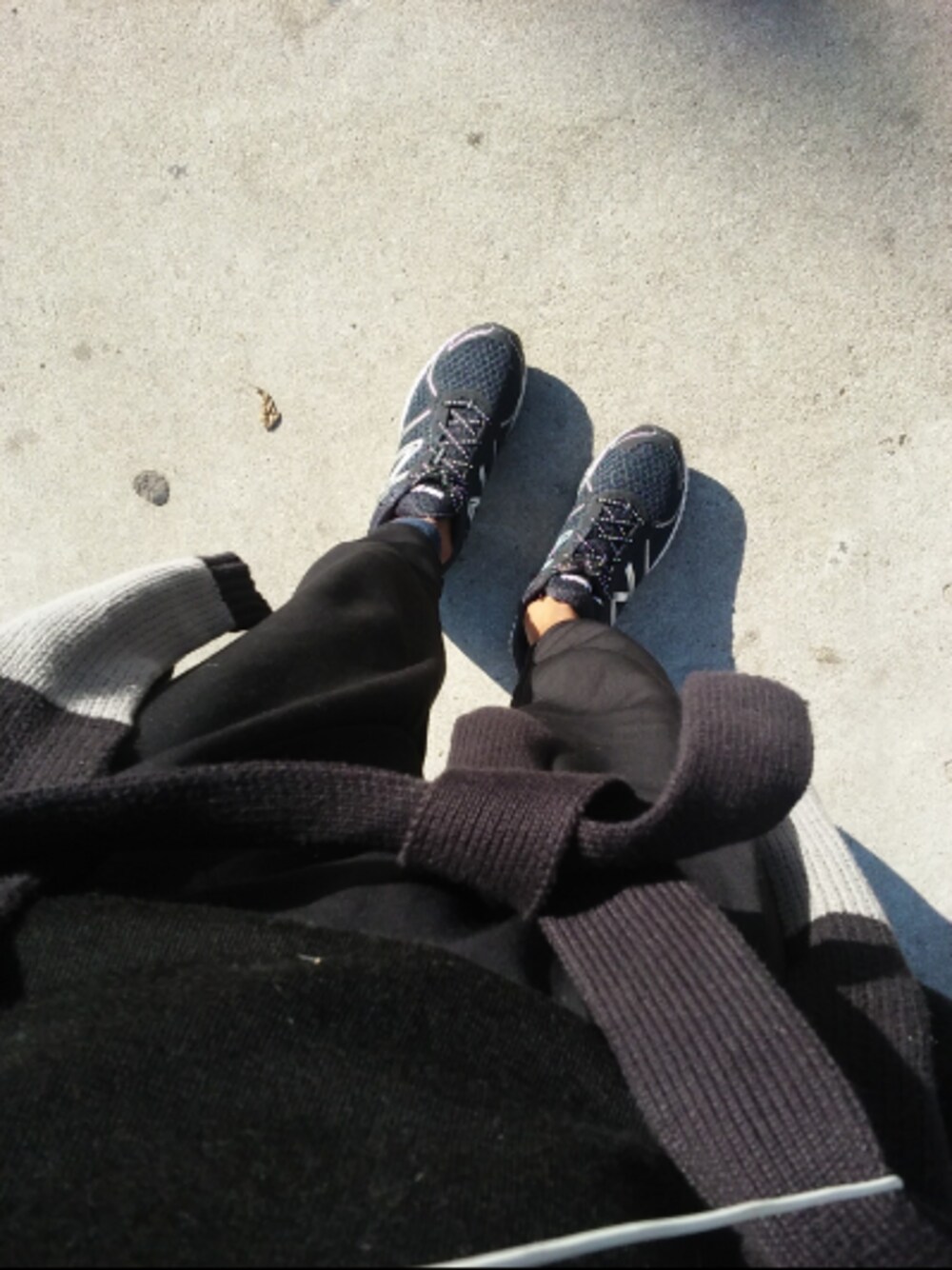 「LAstyle、sneakers、running shoes、wiwt、outfit、looks、fashion、casual、streetstyle」｜「NEW BALANCEのNew Balance '990 Premium' Running Shoe (Women)（スニーカー、ブラック系）」を使った、Cameron Clarkさん（メンズ・185cm）の冬コーディネートの1枚目の写真