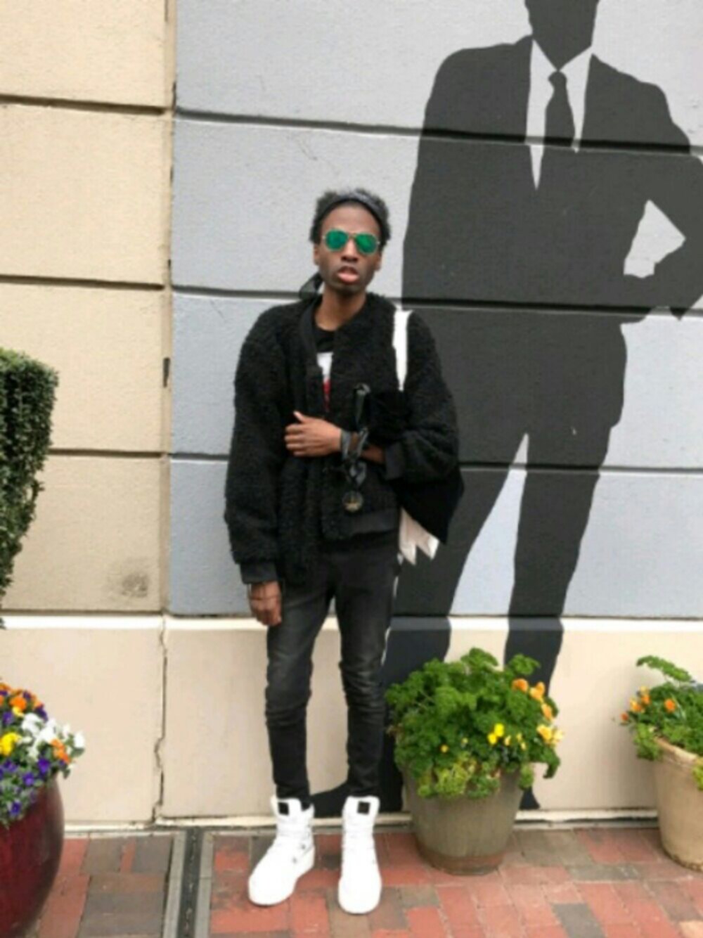 「wiwt、daily look、fentyxpuma、PUMA、fenty、winterchic、monochrome、black and white、Dior、fauxfur」｜「Christian DiorのDior 'Picadilly 2' 59mm Polarized Metal Aviator Sunglasses（サングラス、その他）」を使った、Cameron Clarkさん（メンズ・185cm）の春コーディネートの1枚目の写真