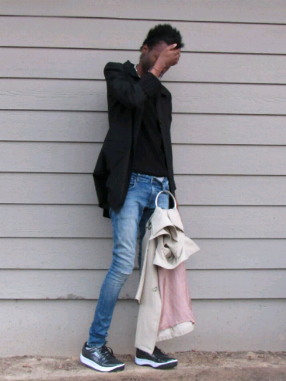「ootd、outfit、denim、casual、sneakers、streetstyle、daily look、PUMA、vetements、blazer」｜「GAPのアイテム（スーツジャケット、ブラック系）」を使った、Cameron Clarkさん（メンズ・185cm）の春コーディネートの1枚目の写真