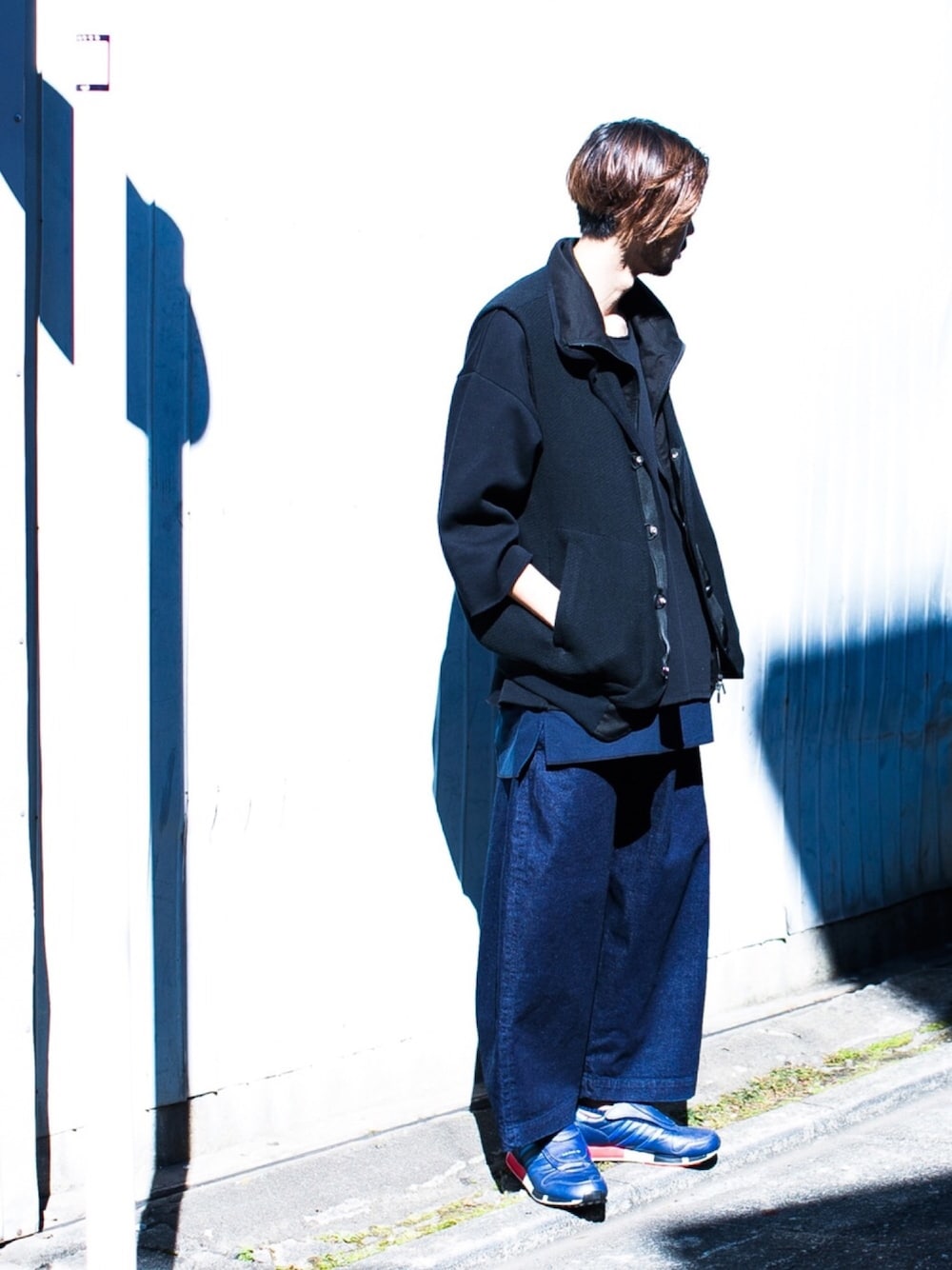 ブラック系のその他アウター、ブルー系のTシャツ/カットソー、ブルー系のデニムパンツを着用したメンズの冬コーディネートの1枚目の写真