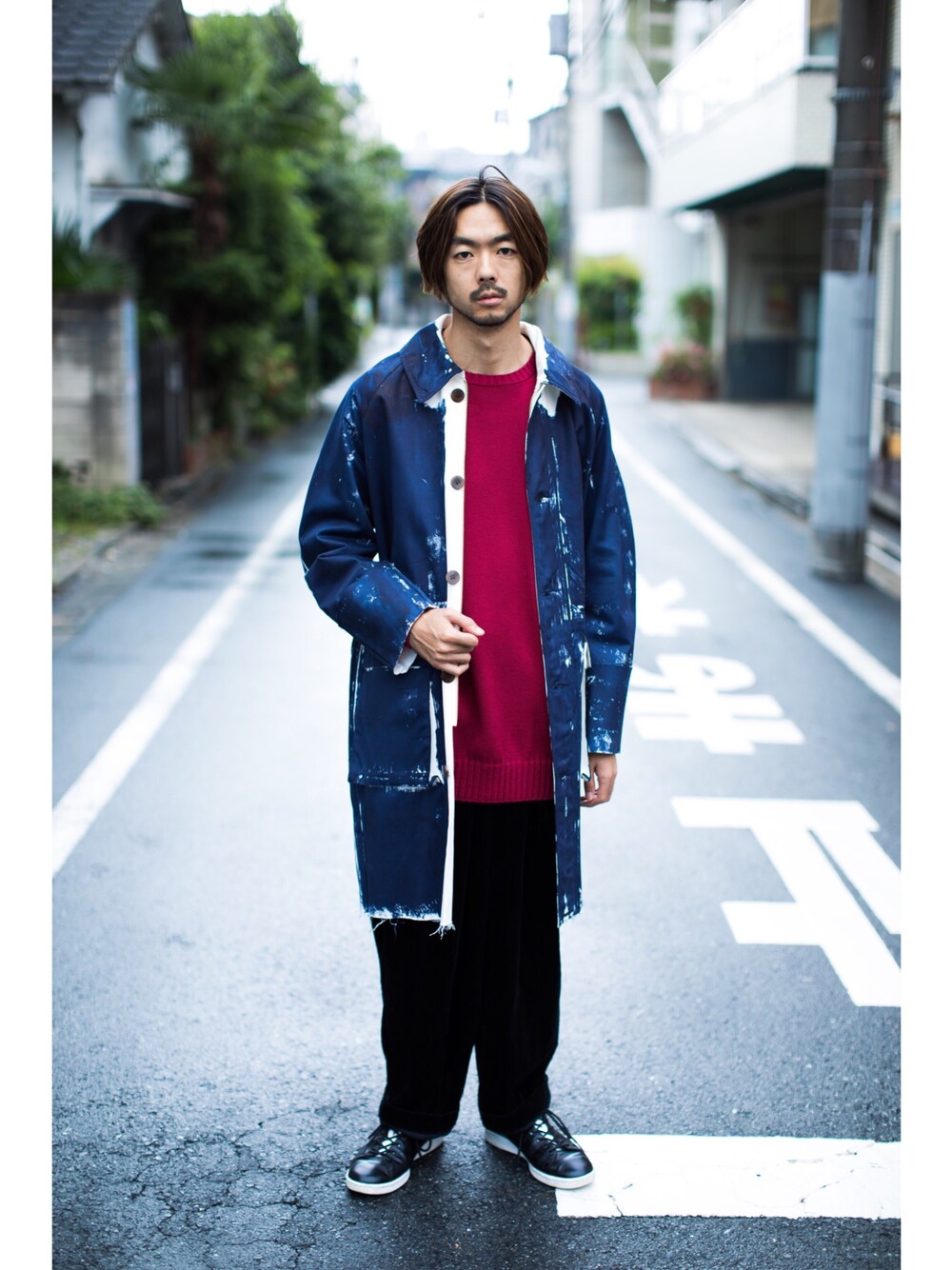 ブルー系のその他アウター、レッド系のニット/セーター、ブラック系のその他パンツを着用したメンズの秋コーディネートの1枚目の写真