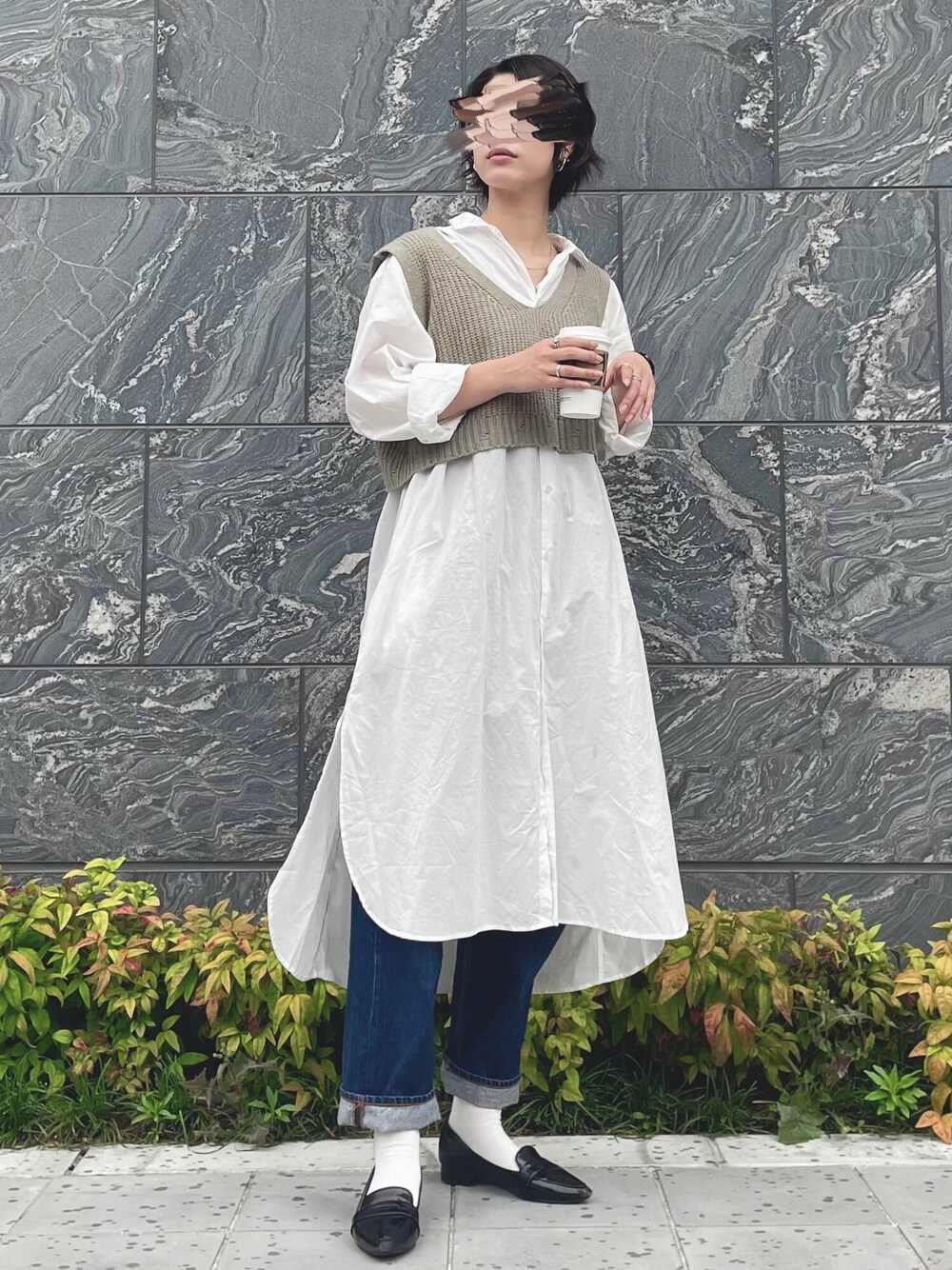 「シャツワンピース、シンプルコーデ、オトナカジュアル、ベスト、高身長女子、おしゃれさんと繋がりたい、インスタやってます、@aya.rice08」｜「niko and...のマーセワイヤー入りビッグシャツワンピース（シャツワンピース、ホワイト系）」を使った、pino.さん（レディース・171cm）の春コーディネートの1枚目の写真