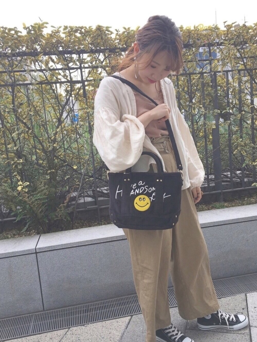 「コンバース、ボア、バッグ、秋色、ワイドパンツ、ootd、秋コーデ、accommode、アコモデ、ハンサムスマイル」｜「ACCOMMODEのアイテム（ショルダーバッグ、ブラック系）」を使った、Mizuho.Mさん（レディース・151cm）の秋コーディネートの1枚目の写真
