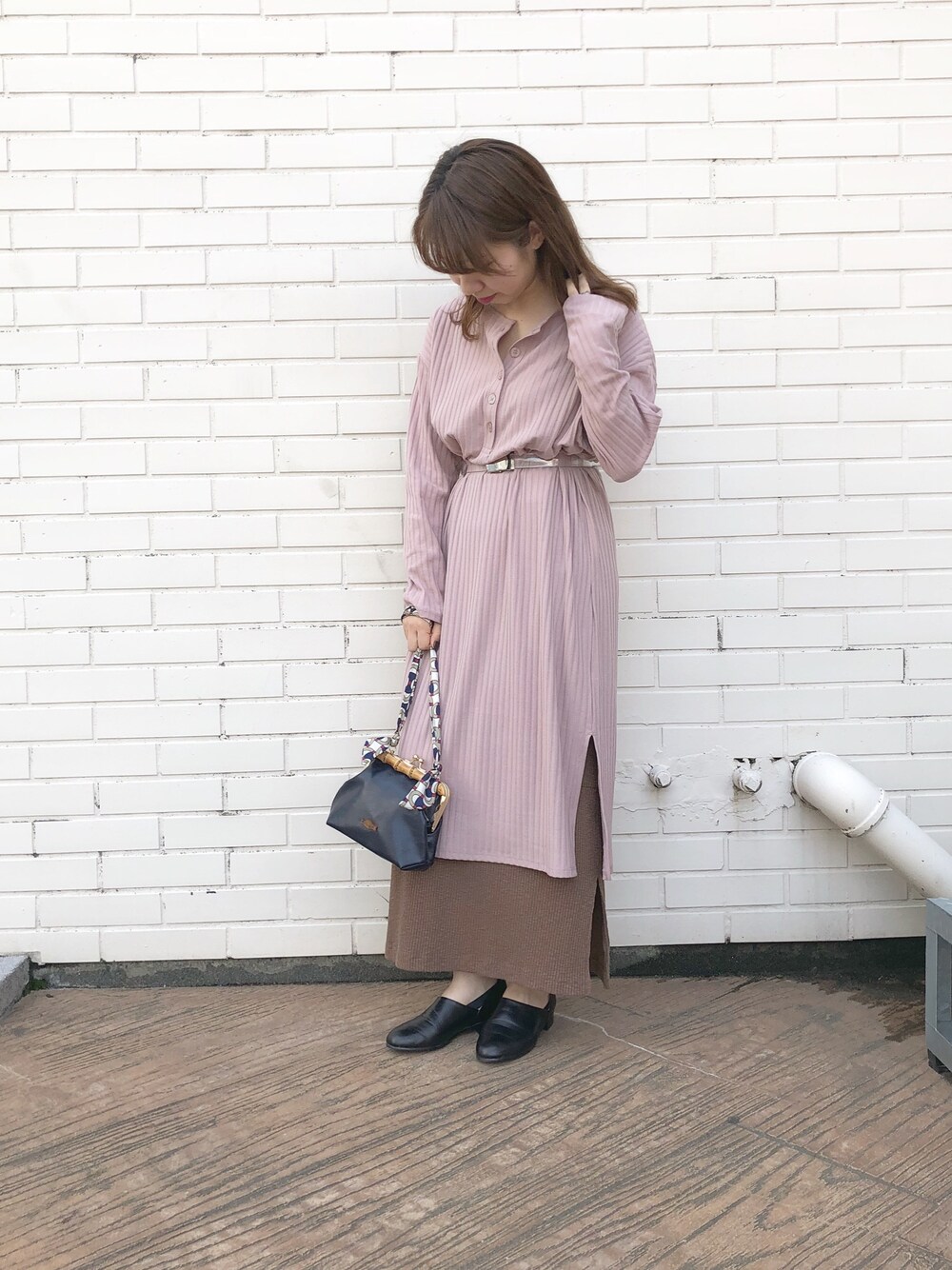 「秋のコーデ、スカーフ、レトロ、ピンクコーデ、がま口バッグ、accommode、スカーフアレンジ、アコモデ、秋服準備はじめました」｜「ACCOMMODEのヴィンテージスカーフミニバッグ（ショルダーバッグ、ブルー系）」を使った、Mizuho.Mさん（レディース・151cm）の秋コーディネートの1枚目の写真