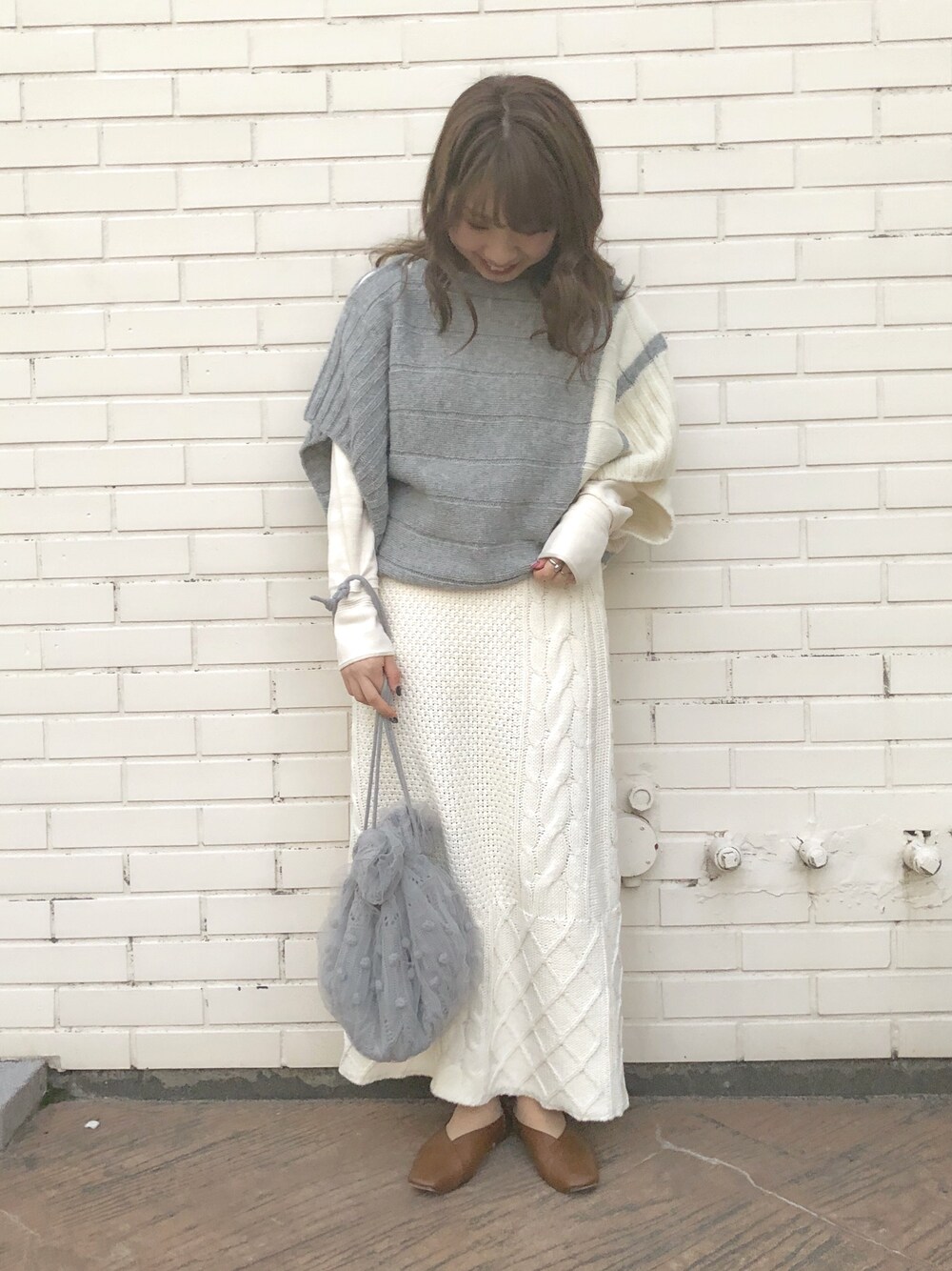 「ニット、冬コーデ、ニットベスト、ニットスカート、ホワイトコーデ、グレーコーデ、ニットバッグ、おしゃれさんと繋がりたい、accommode、アコモデ」｜「ACCOMMODEのニットシフォン巾着バッグ（トートバッグ、グレー系）」を使った、Mizuho.Mさん（レディース・151cm）の冬コーディネートの1枚目の写真