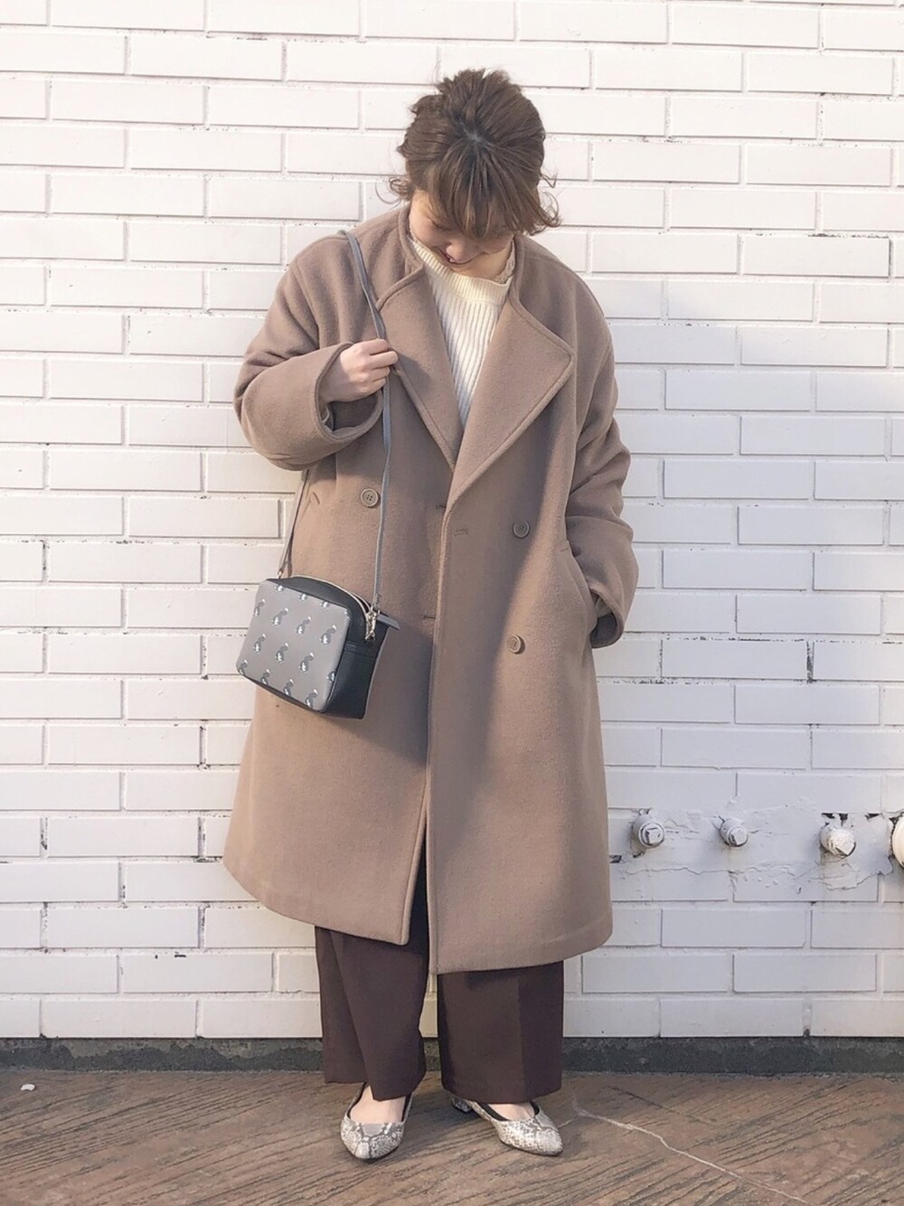「コート、ショルダーバッグ、冬コーデ、オーバーサイズ、ディズニー、ディズニーコーデ、ブラウンコーデ、accommode、アコモデ、ルシファー」｜「Disneyのディズニー/パターンポシェット（ショルダーバッグ、ブラック系）」を使った、Mizuho.Mさん（レディース・151cm）の冬コーディネートの1枚目の写真