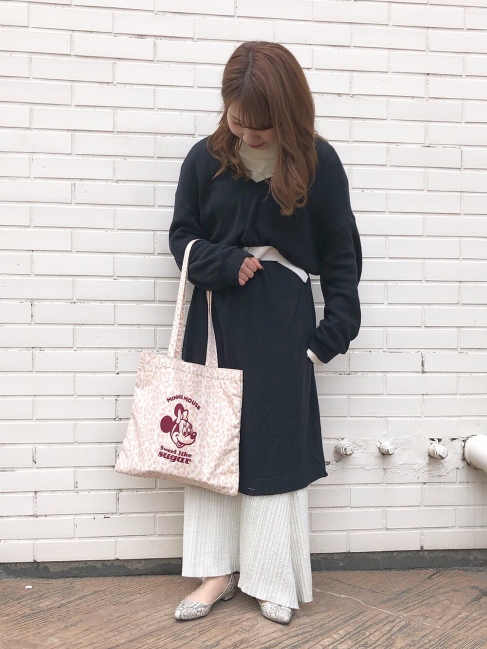 「トートバッグ、重ね着、レオパード、ブラック、モノトーン、ディズニー、低身長、ディズニーコーデ、accommode、アコモデ」｜「Disneyのミニーマウス/パターンフロッキートート（トートバッグ、レッド系）」を使った、Mizuho.Mさん（レディース・151cm）の冬コーディネートの1枚目の写真