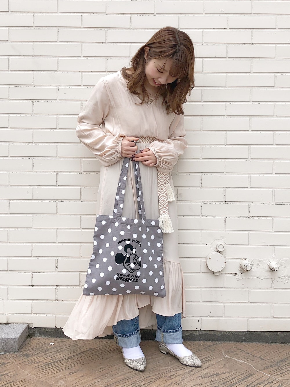 「トートバッグ、デニムパンツ、ディズニー、春、低身長、ディズニーコーデ、ワンピース×デニム、お洒落さんとつながりたい、accommode、アコモデ」｜「Disneyのミニーマウス/パターンフロッキートート（トートバッグ、グレー系）」を使った、Mizuho.Mさん（レディース・151cm）の冬コーディネートの1枚目の写真