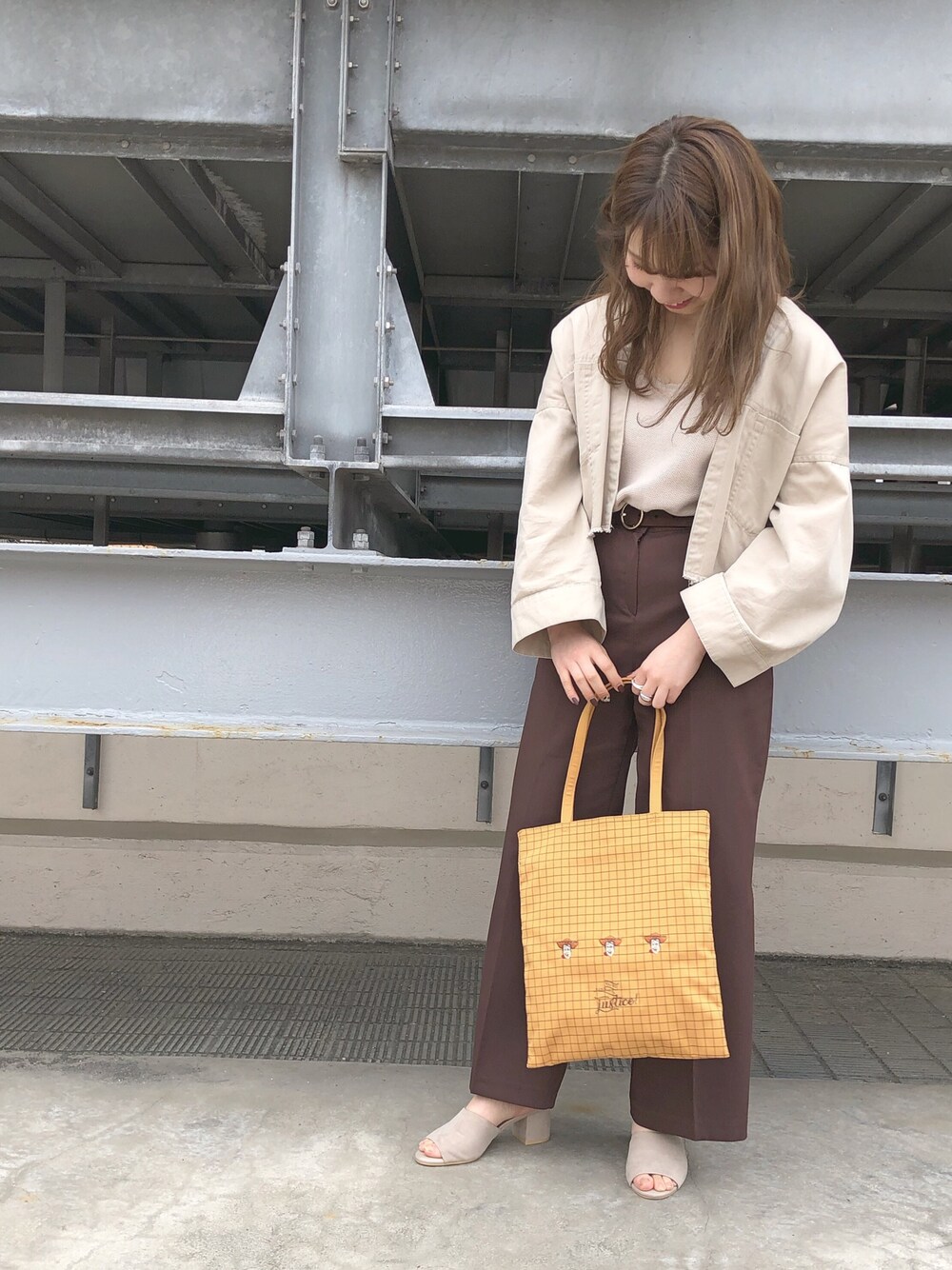 「ワントーンコーデ、ディズニー、ベージュコーデ、低身長、ディズニーコーデ、ブラウンコーデ、オトナカジュアル、おしゃれさんと繋がりたい、accommode、アコモデ」｜「ACCOMMODEのトイ・ストーリー/クローズポイントバッグ（トートバッグ、イエロー系）」を使った、Mizuho.Mさん（レディース・151cm）の春コーディネートの1枚目の写真