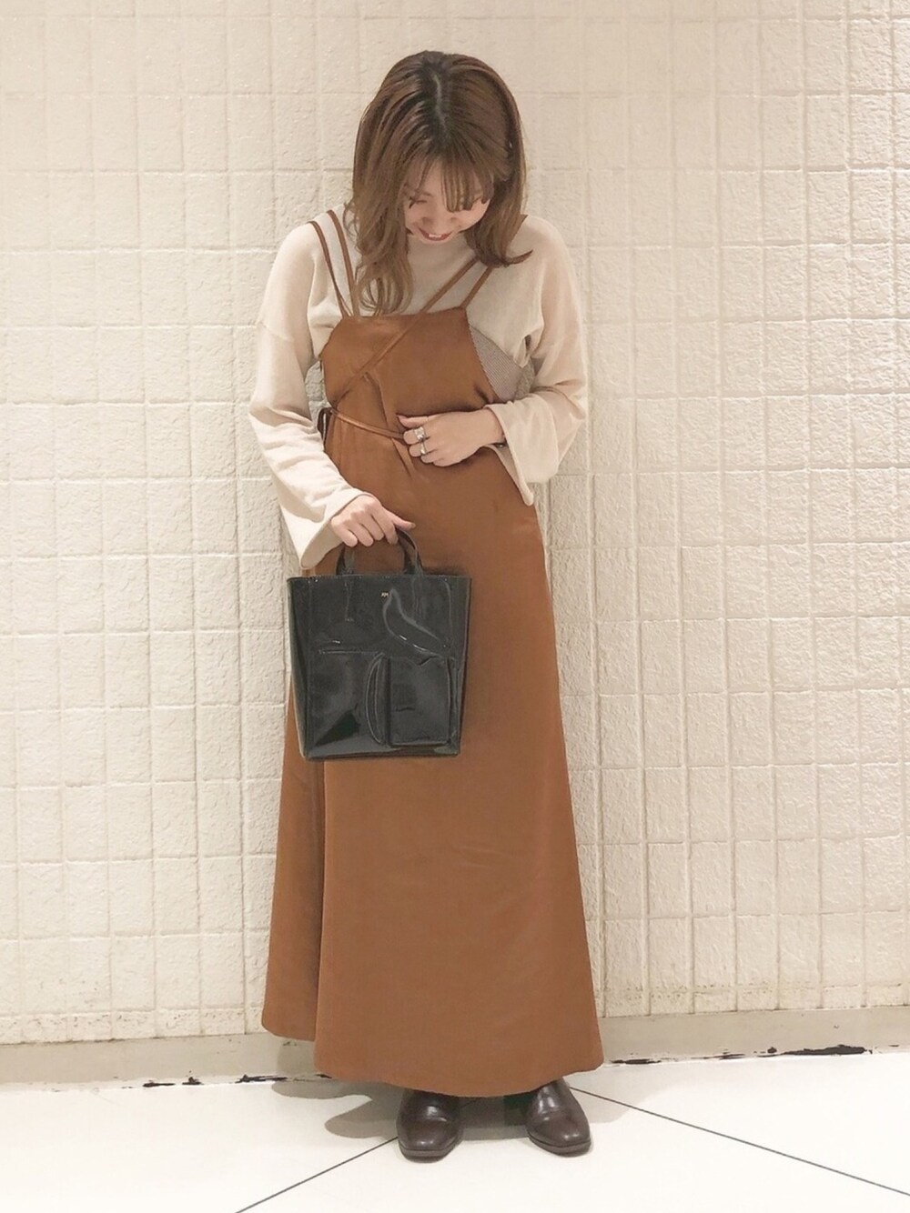 「ブーツ、バッグ、ブラックコーデ、ブラウン、ミニショルダー、ミニバッグ、低身長、秋コーデ、accommode、アコモデ」｜「ACCOMMODEのミニマルパテントバッグ（ショルダーバッグ、ブラック系）」を使った、Mizuho.Mさん（レディース・151cm）の秋コーディネートの1枚目の写真