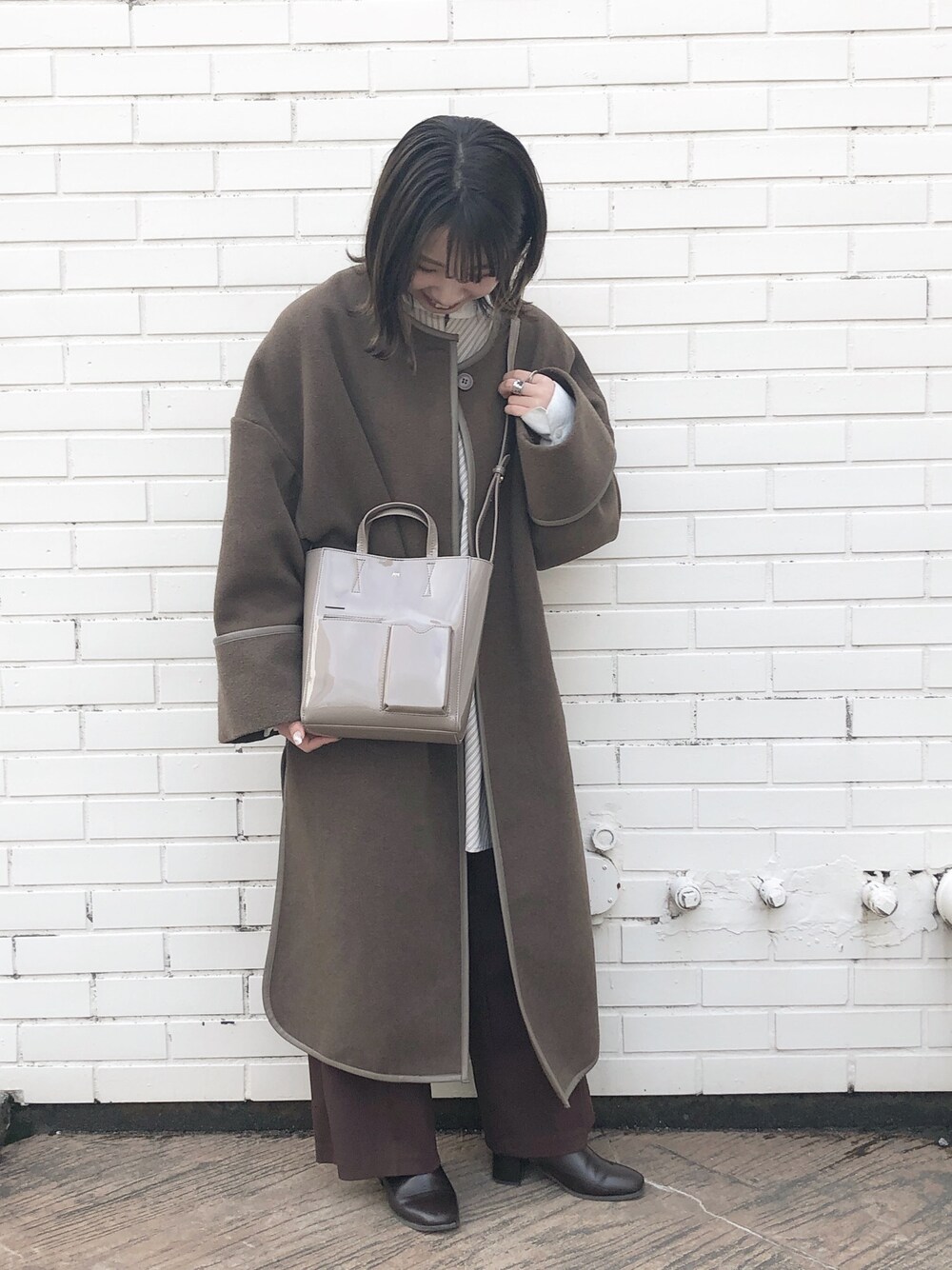 「アウター、グレー、ワントーンコーデ、ショルダーバッグ、ブラウン、冬、低身長、おしゃれさんと繋がりたい、accommode、アコモデ」｜「ACCOMMODEのミニマルパテント/エナメルバッグ（ショルダーバッグ、グレー系）」を使った、Mizuho.Mさん（レディース・151cm）の冬コーディネートの1枚目の写真