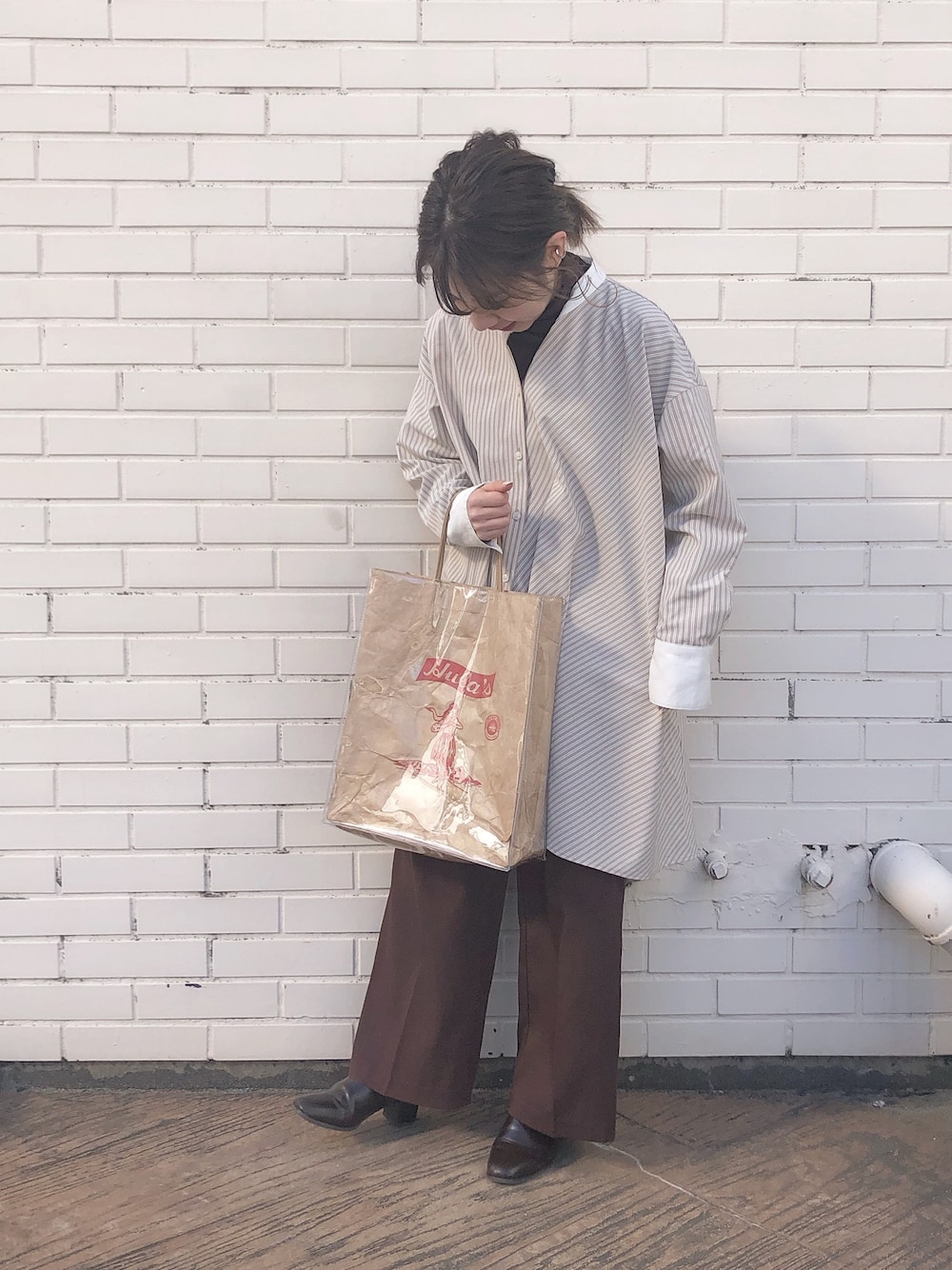 「ワントーンコーデ、ストライプ、ブラウン、PVC、シャツスタイル、低身長、ブラウンコーデ、おしゃれさんと繋がりたい、accommode、アコモデ」｜「ACCOMMODEのフラジルシショッパーバッグ（トートバッグ、ブラウン系）」を使った、Mizuho.Mさん（レディース・151cm）の冬コーディネートの1枚目の写真