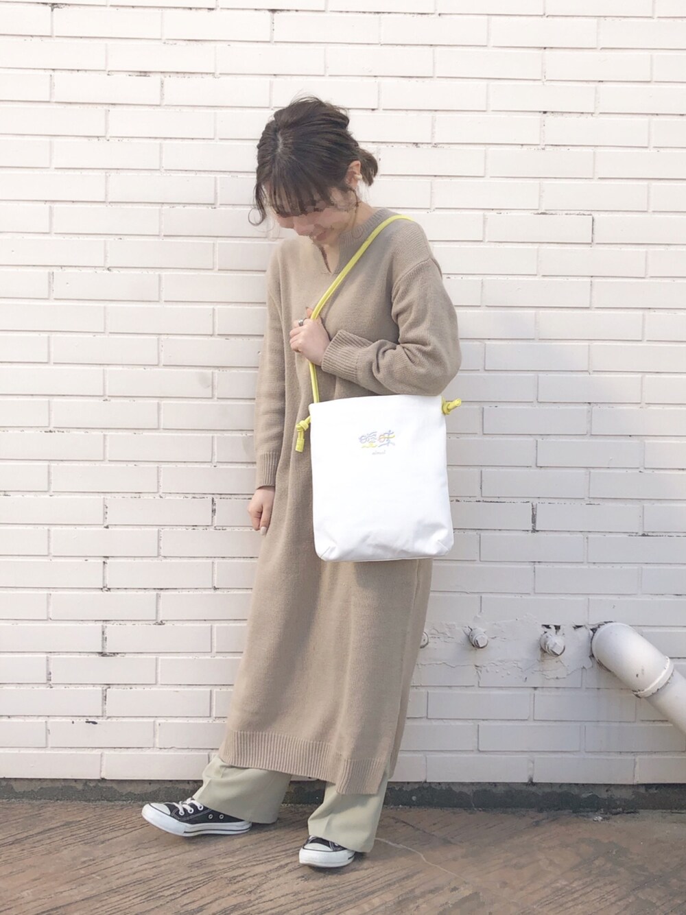 「スニーカー、ショルダーバッグ、ベージュ、converse、ニットワンピース、スニーカーコーデ、ベージュコーデ、低身長、accommode、アコモデ」｜「ACCOMMODEのザキノンコラボショルダーバッグ（ショルダーバッグ、ホワイト系）」を使った、Mizuho.Mさん（レディース・151cm）の冬コーディネートの1枚目の写真
