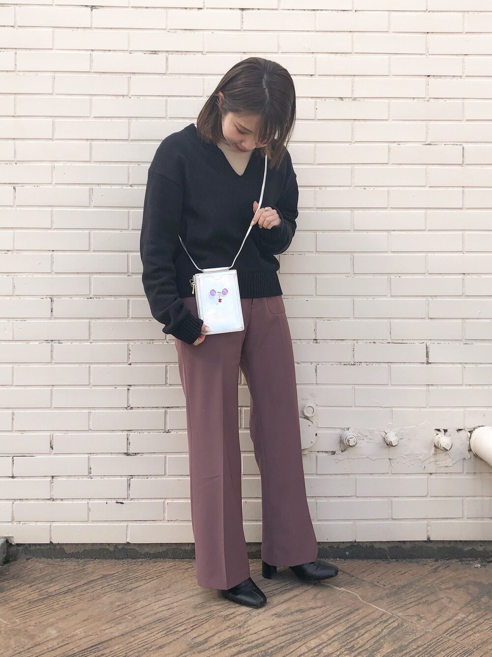 「ニット、ブーツ、ブラック、カラーパンツ、低身長、黒ニット、モバイルケース、おしゃれさんと繋がりたい、accommode、アコモデ」｜「ACCOMMODEのファニーフェイス クリアスマホポシェット（スマホケース/カバー、シルバー系）」を使った、Mizuho.Mさん（レディース・151cm）の冬コーディネートの1枚目の写真