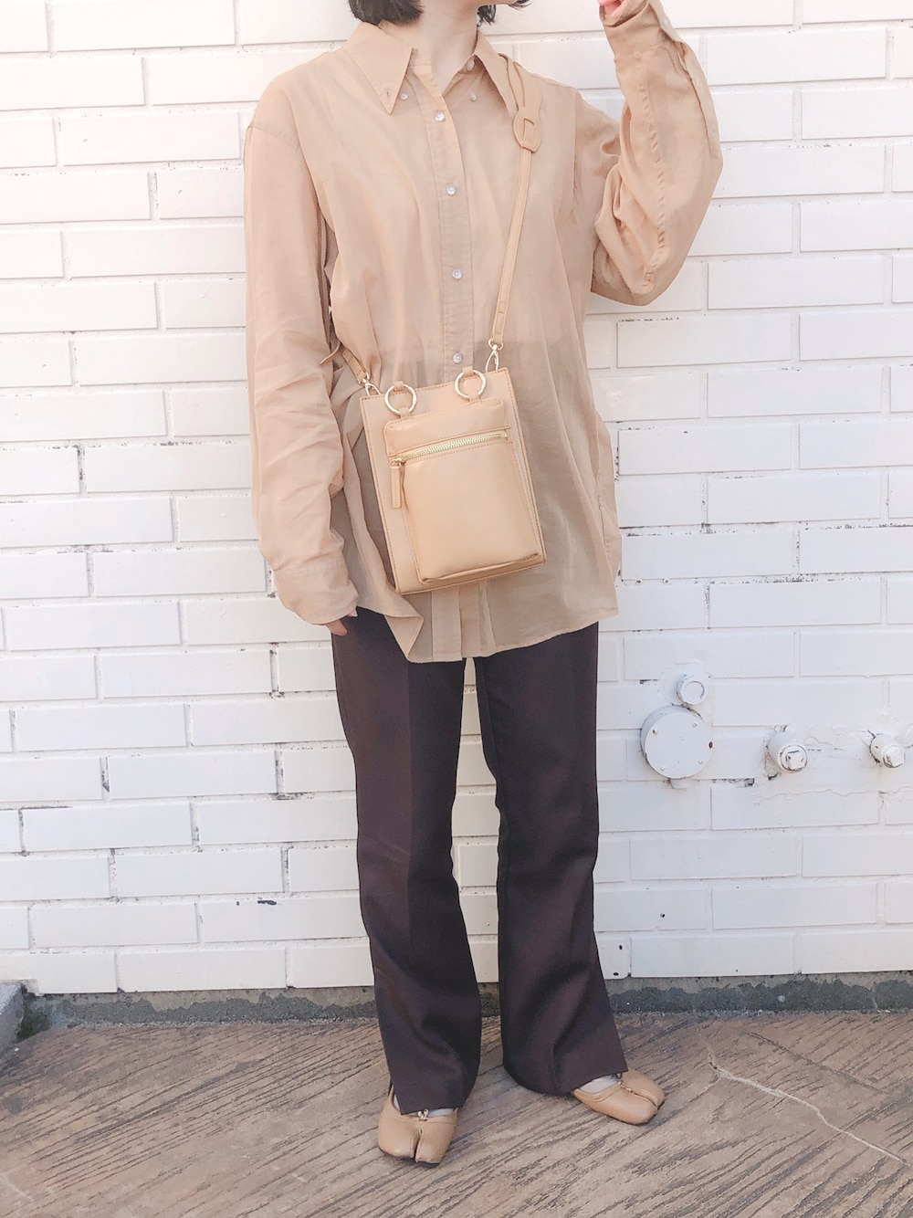 「ワントーンコーデ、ショルダーバッグ、ベージュ、ブラウン、フレアパンツ、春コーデ、シャツスタイル、accommode、アコモデ、足袋バレエ」｜「ACCOMMODEのカラビナダブルバッグ（ショルダーバッグ、ベージュ系）」を使った、Mizuho.Mさん（レディース・151cm）の冬コーディネートの1枚目の写真