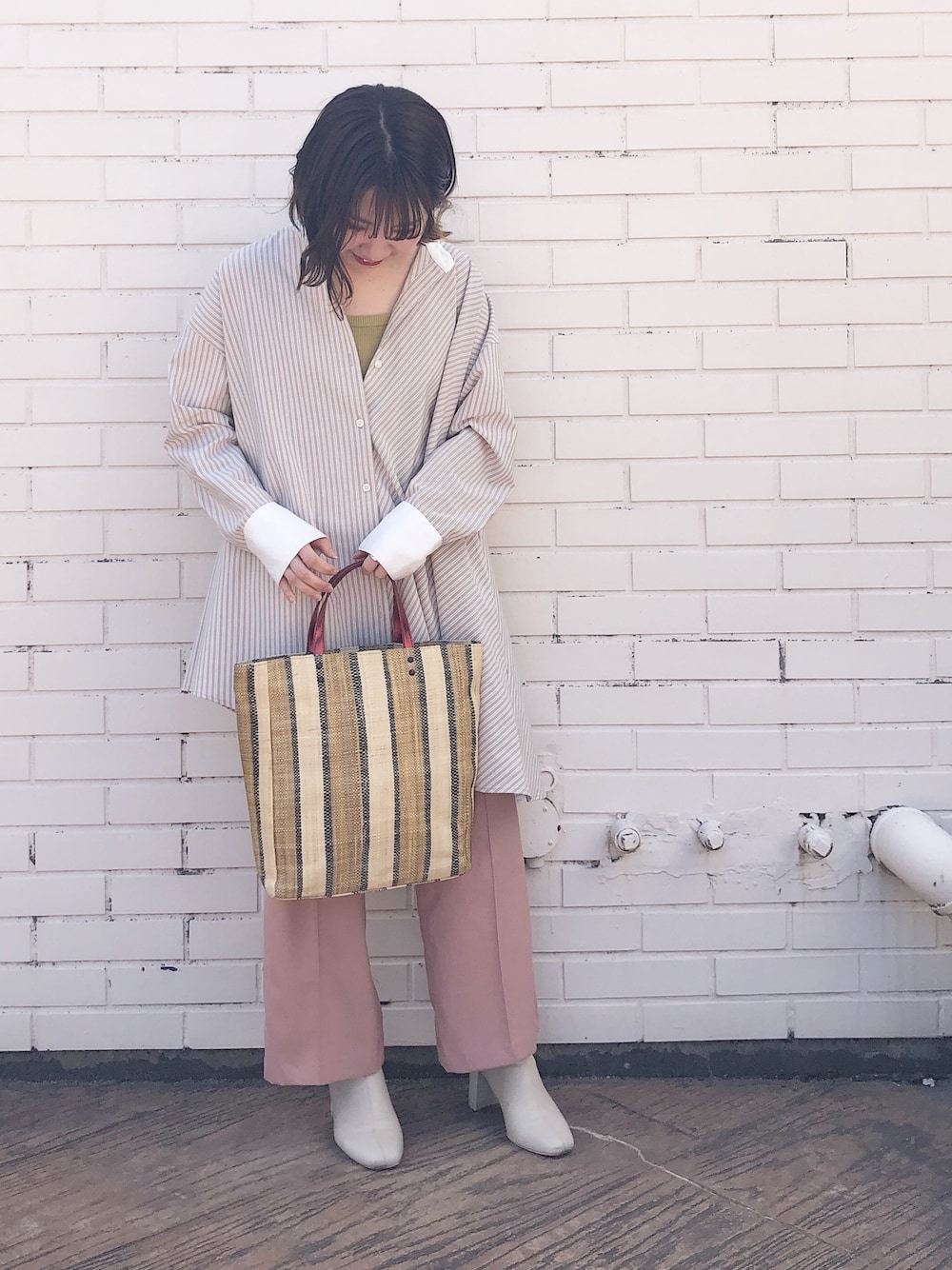 「トートバッグ、カラーパンツ、ストライプ、ストライプシャツ、春、春コーデ、シャツスタイル、低身長コーデ、accommode、アコモデ」｜「ACCOMMODEのマダガスカルラフィアトート（トートバッグ、イエロー系）」を使った、Mizuho.Mさん（レディース・151cm）の春コーディネートの1枚目の写真
