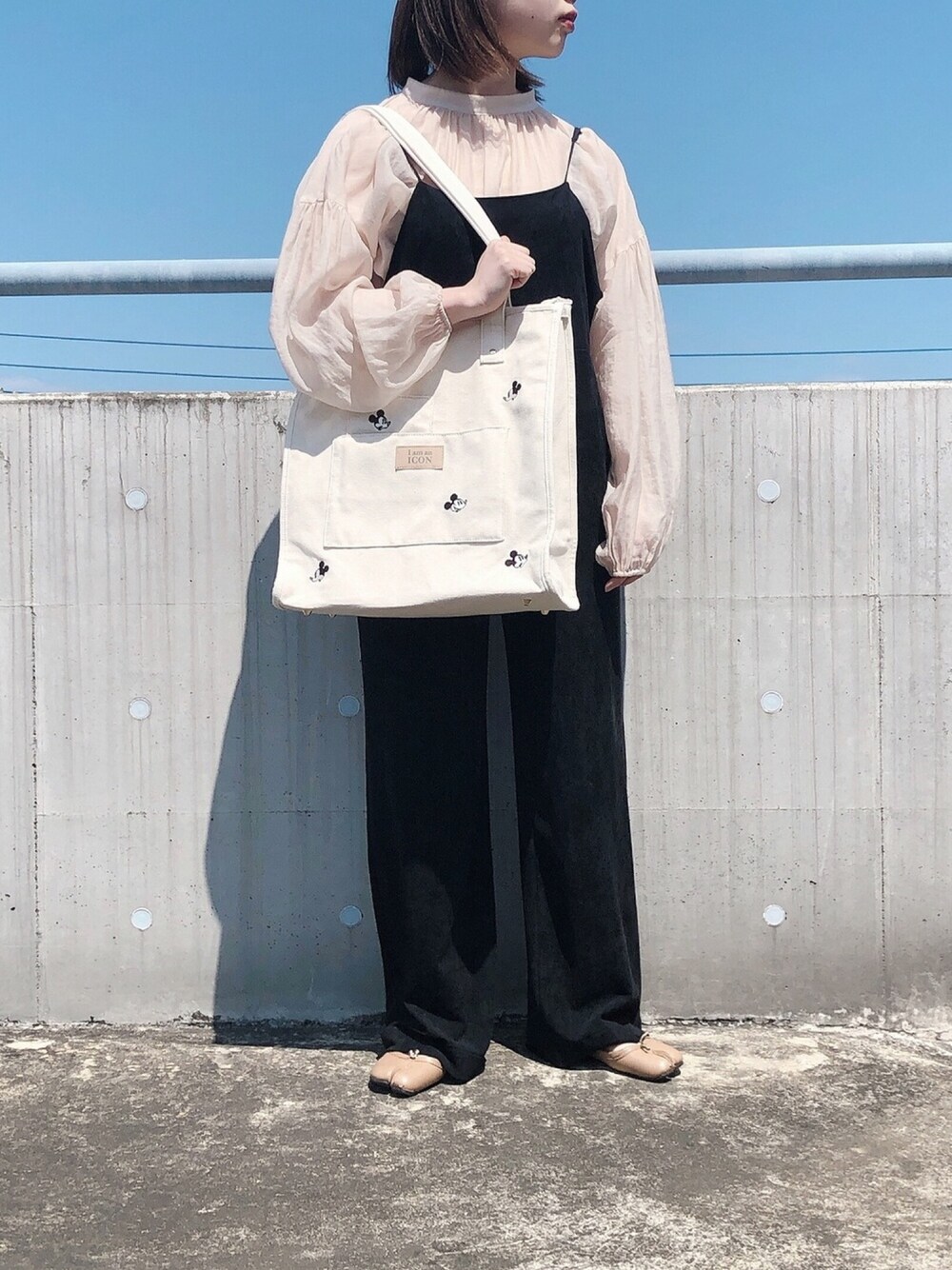 「トートバッグ、サロペット、モノトーン、ディズニー、低身長、ディズニーコーデ、accommode、アコモデ、足袋バレエ、おうちファッション」｜「DisneyのDISNEY/スクエアキャンバストート（トートバッグ、ベージュ系）」を使った、Mizuho.Mさん（レディース・151cm）の春コーディネートの1枚目の写真