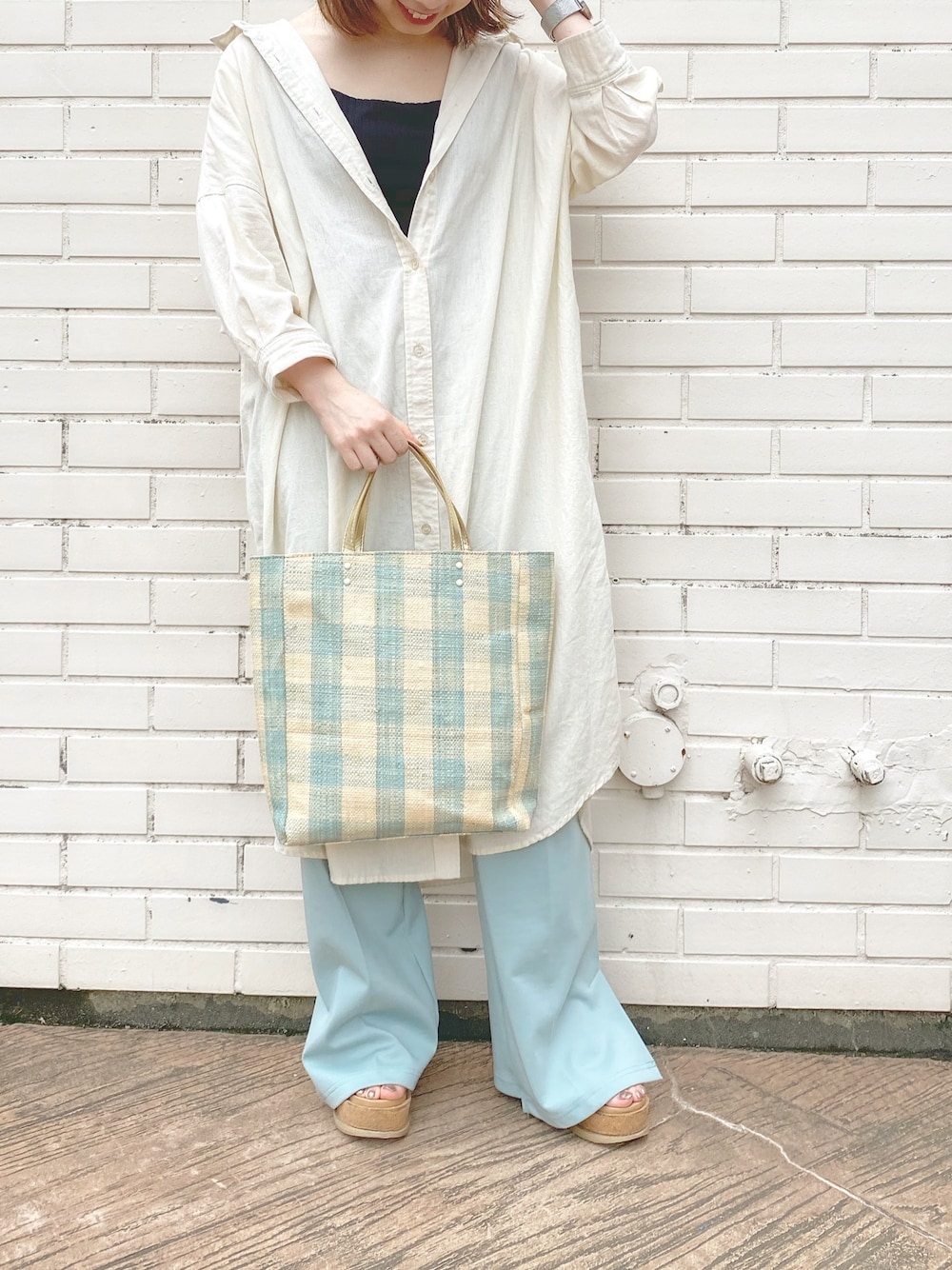 「シャツ、ブルー、夏、カラーパンツ、休日スタイル、シャツワンピ、低身長、accommode、ラフィアバッグ、アコモデ」｜「ACCOMMODEのマダガスカルラフィアトート（トートバッグ、ブルー系）」を使った、Mizuho.Mさん（レディース・151cm）の夏コーディネートの1枚目の写真
