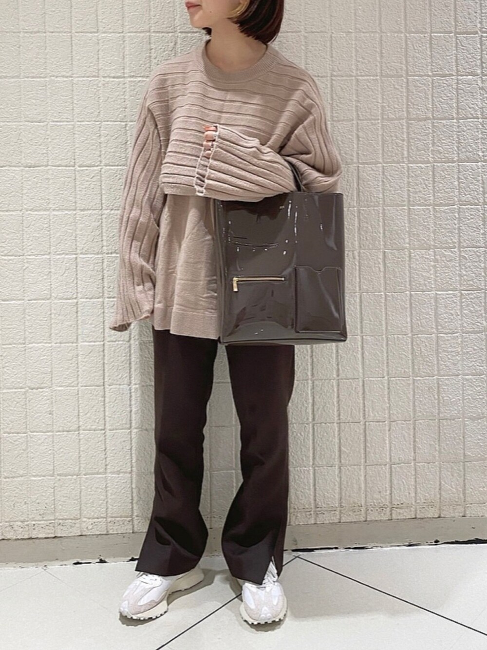 「スニーカー、ワントーンコーデ、ニューバランス、レイヤードスタイル、スニーカーコーデ、ブラウン、秋服、低身長、accommode、アコモデ」｜「ACCOMMODEのミニマルパテントワークバッグ（トートバッグ、ブラウン系）」を使った、Mizuho.Mさん（レディース・151cm）の秋コーディネートの1枚目の写真