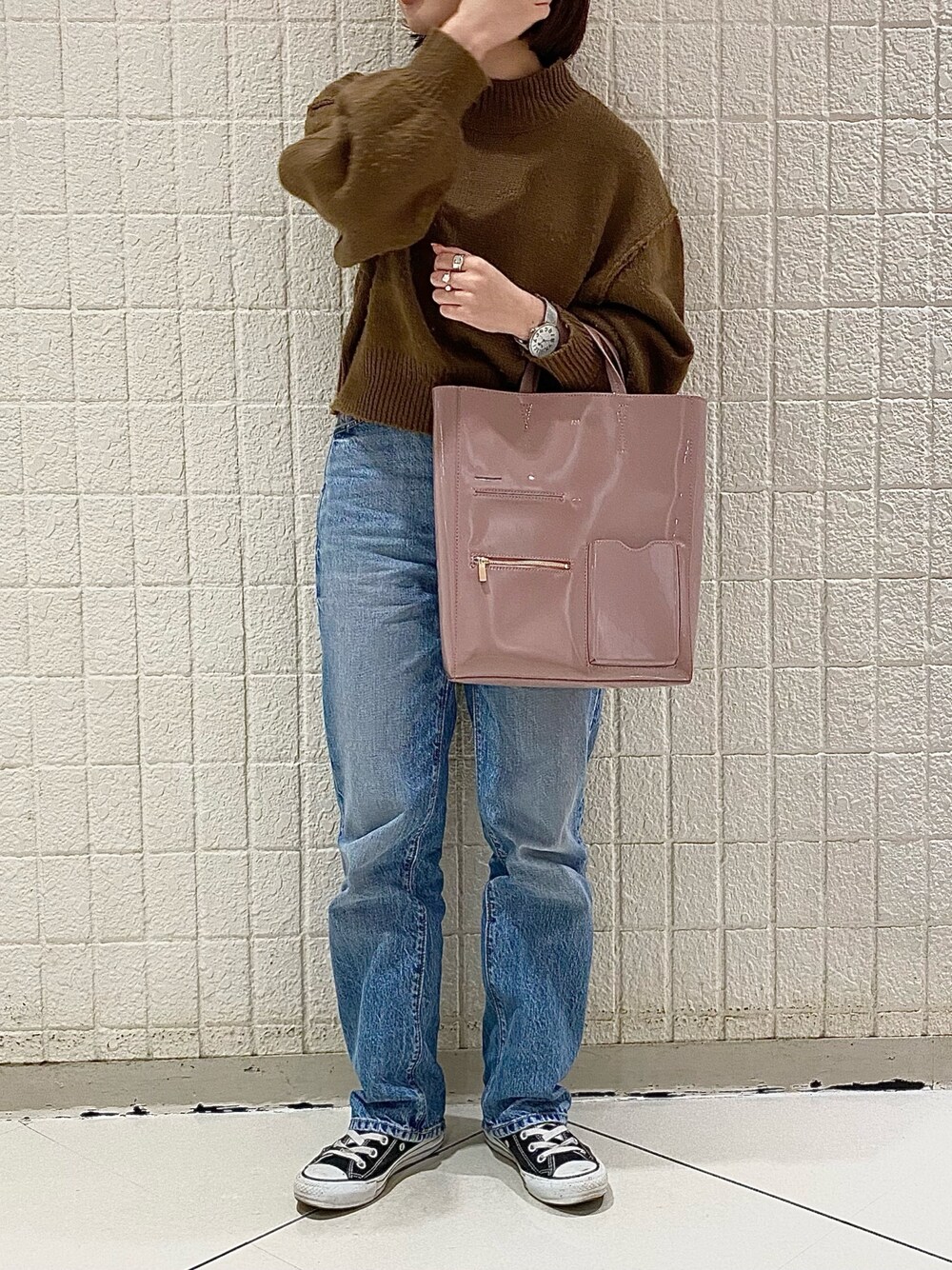 「デニム、秋のコーデ、converse、スニーカーコーデ、ブラウン、低身長、秋冬コーデ、ニットコーデ、accommode、アコモデ」｜「ACCOMMODEのミニマルパテントワークバッグ（トートバッグ、パープル系）」を使った、Mizuho.Mさん（レディース・151cm）の秋コーディネートの1枚目の写真