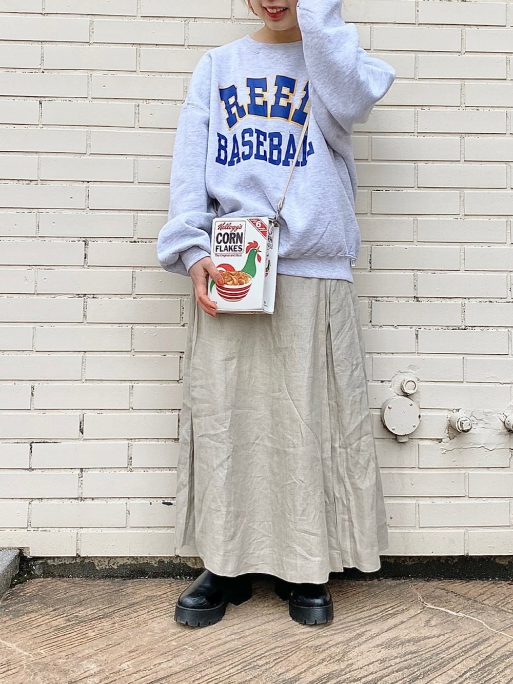 「古着、スウェット、ショルダーバッグ、ロゴスウェット、春コーデ、低身長、accommode、ケロッグ、アコモデ、私の推しブランド」｜「ACCOMMODEのケロッグ/コーンフレークミニバッグ（ショルダーバッグ、ホワイト系）」を使った、Mizuho.Mさん（レディース・151cm）の冬コーディネートの1枚目の写真
