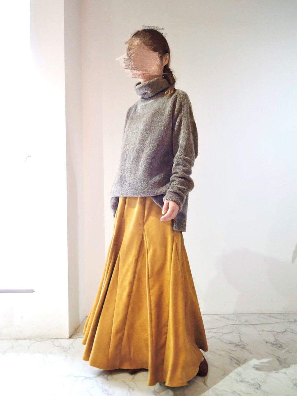 「寒くなってきた、イエロースカート、ロングスカート、モコモコニット、低身長」｜「B7のアイテム（トップス、グレー系）」を使った、タイラさん（レディース・152cm）の秋コーディネートの1枚目の写真