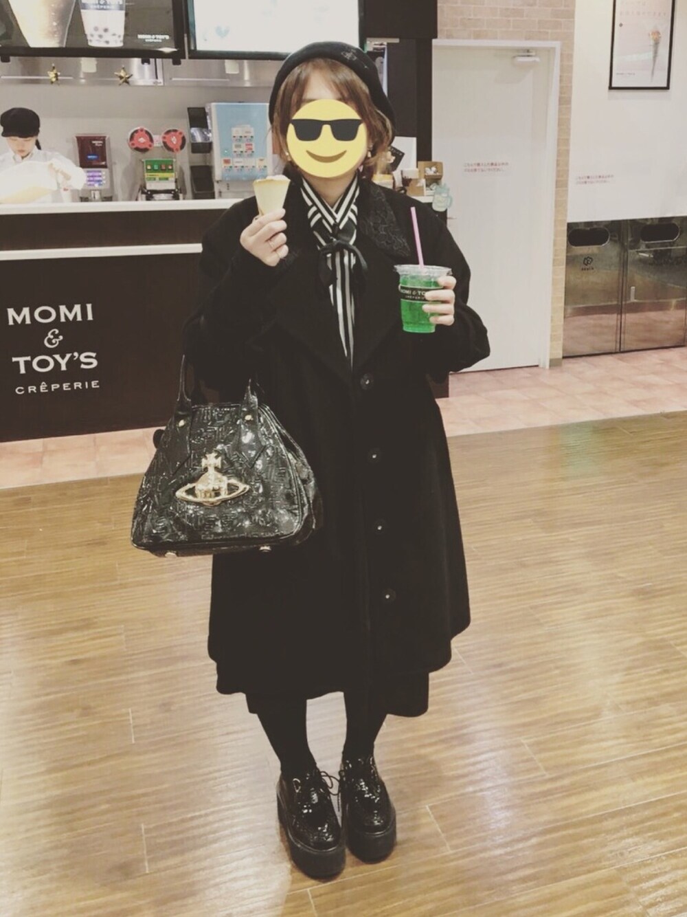 「ブラック、モノトーン、モノトーンコーデ、ワントーンコーデ、ワントーン、古着、古着MIX、used、used mix」｜「Vivienne Westwoodのハンドバッグ（ハンドバッグ、ブラック系）」を使った、山藤さん（レディース・155cm）の冬コーディネートの1枚目の写真