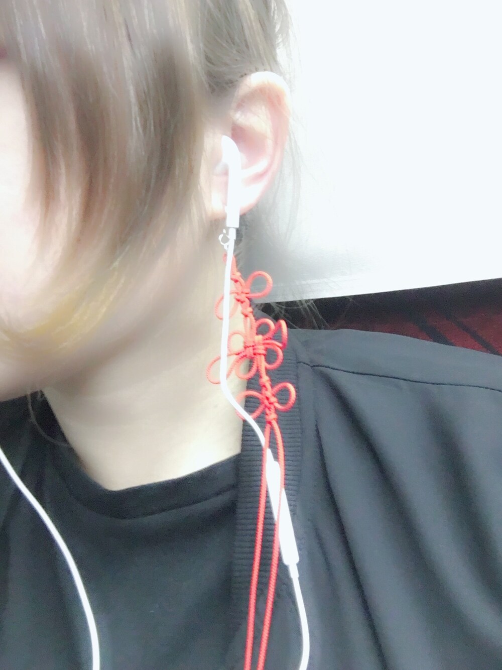 「中国、ピアス、ハンドメイド、おしゃれさんと繋がりたい」｜「Handmadeのアイテム（ピアス（片耳用）、レッド系）」を使った、山藤さん（レディース・155cm）の春コーディネートの1枚目の写真