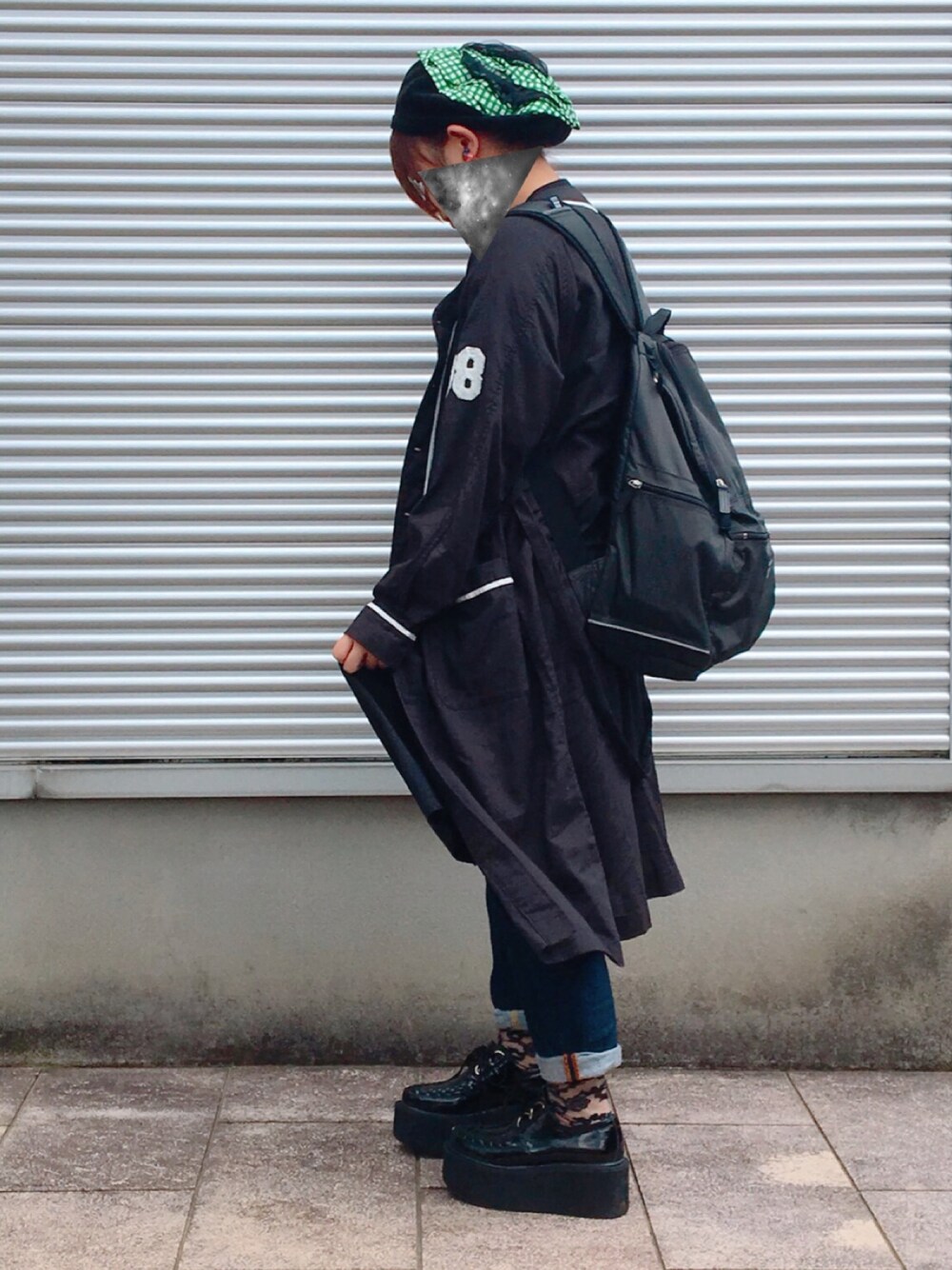 「YOSUKE、RNA、marimekko、ベレー帽、オトナカジュアル、ゆるコーデ、おしゃれさんと繋がりたい」｜「RNAのD1433 ベースボールガウンシャツワンピ（シャツワンピース、ブラック系）」を使った、山藤さん（レディース・155cm）の春コーディネートの1枚目の写真