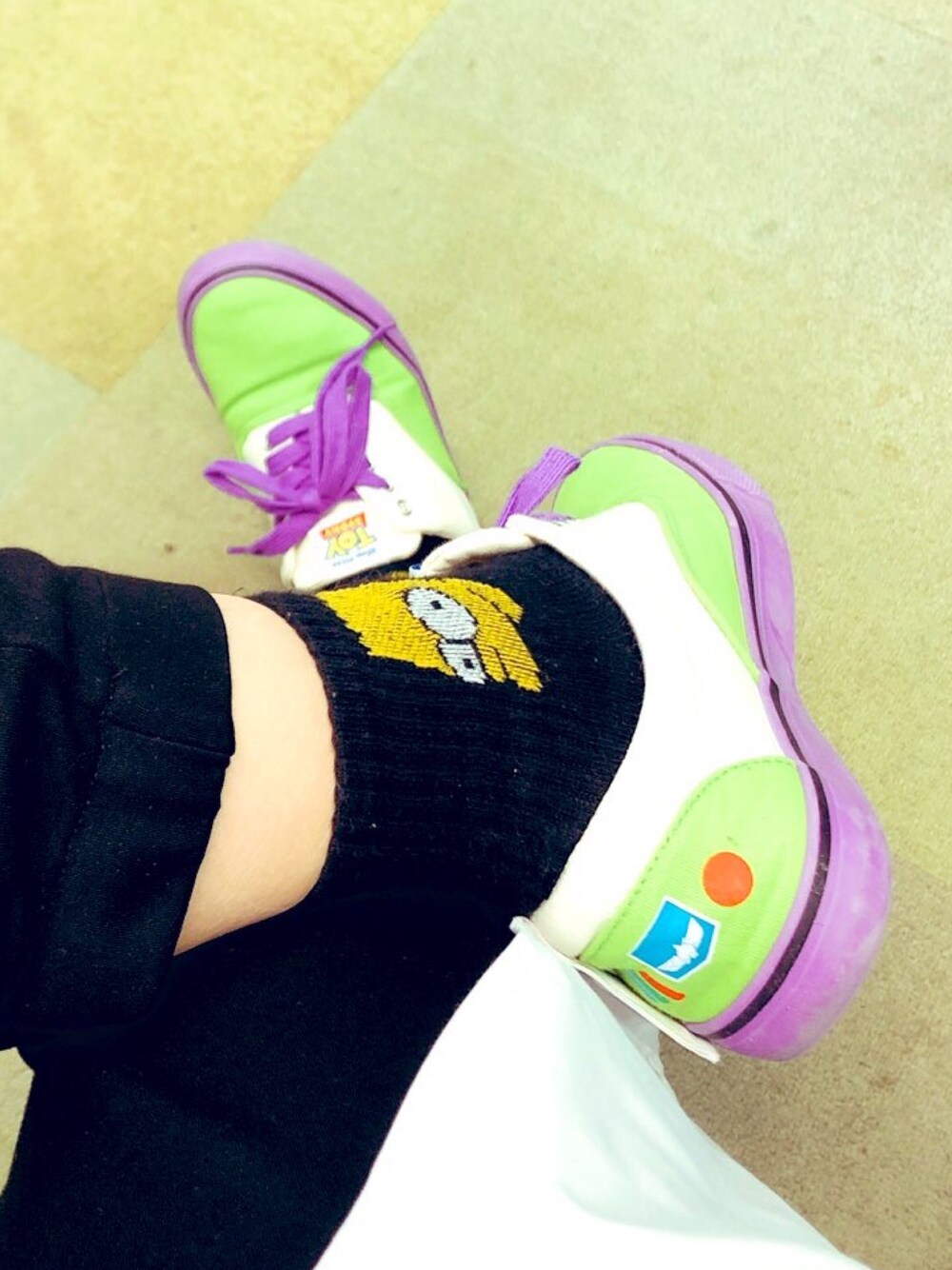 「トイストーリー、シンプソンズ、しごとスタイル」｜「no brandのアイテム（スニーカー、その他）」を使った、山藤さん（レディース・155cm）の冬コーディネートの1枚目の写真