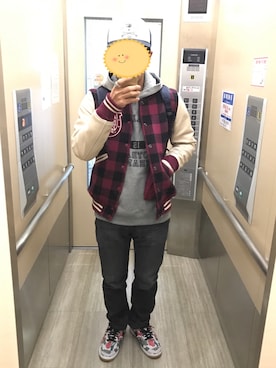 「アイテム（スタジャン、ピンク系）」を使った、TJさん（メンズ・165cm）の冬コーディネート