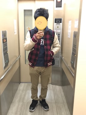 「アイテム（スタジャン、ピンク系）」を使った、TJさん（メンズ・165cm）の冬コーディネート
