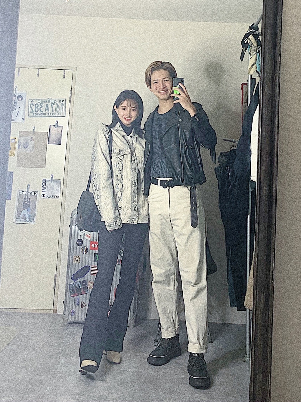「リンクコーデ、カップル、カップルコーデ、パイソン柄、フリンジ、フレアパンツ、タイダイ柄、90'sスタイル、70's、Diesel」｜「古着のアイテム（ライダースジャケット、ブラック系）」を使った、まりいさん（メンズ・182cm）の春コーディネートの1枚目の写真