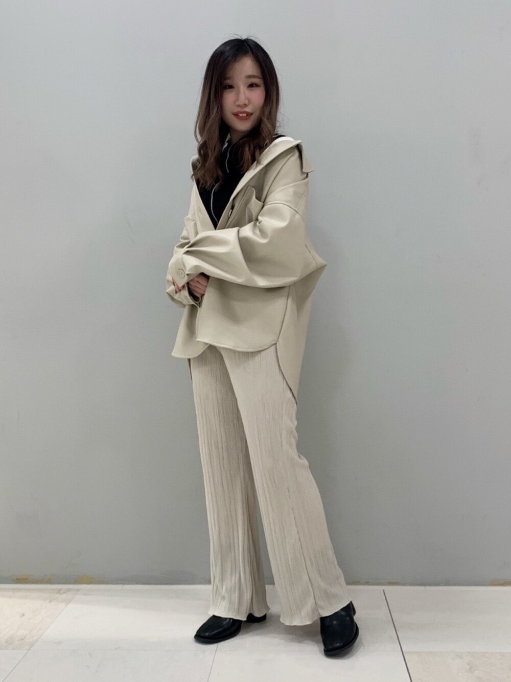 「春、シンプル、プチプラ、モノトーン、ホワイトコーデ、レザージャケット、サテンパンツ、リブパンツ、低身長、150cm」｜「AS KNOW AS PINKYのアイテム（カバーオール、ホワイト系）」を使った、amika .さん（レディース・151cm）の春コーディネートの1枚目の写真