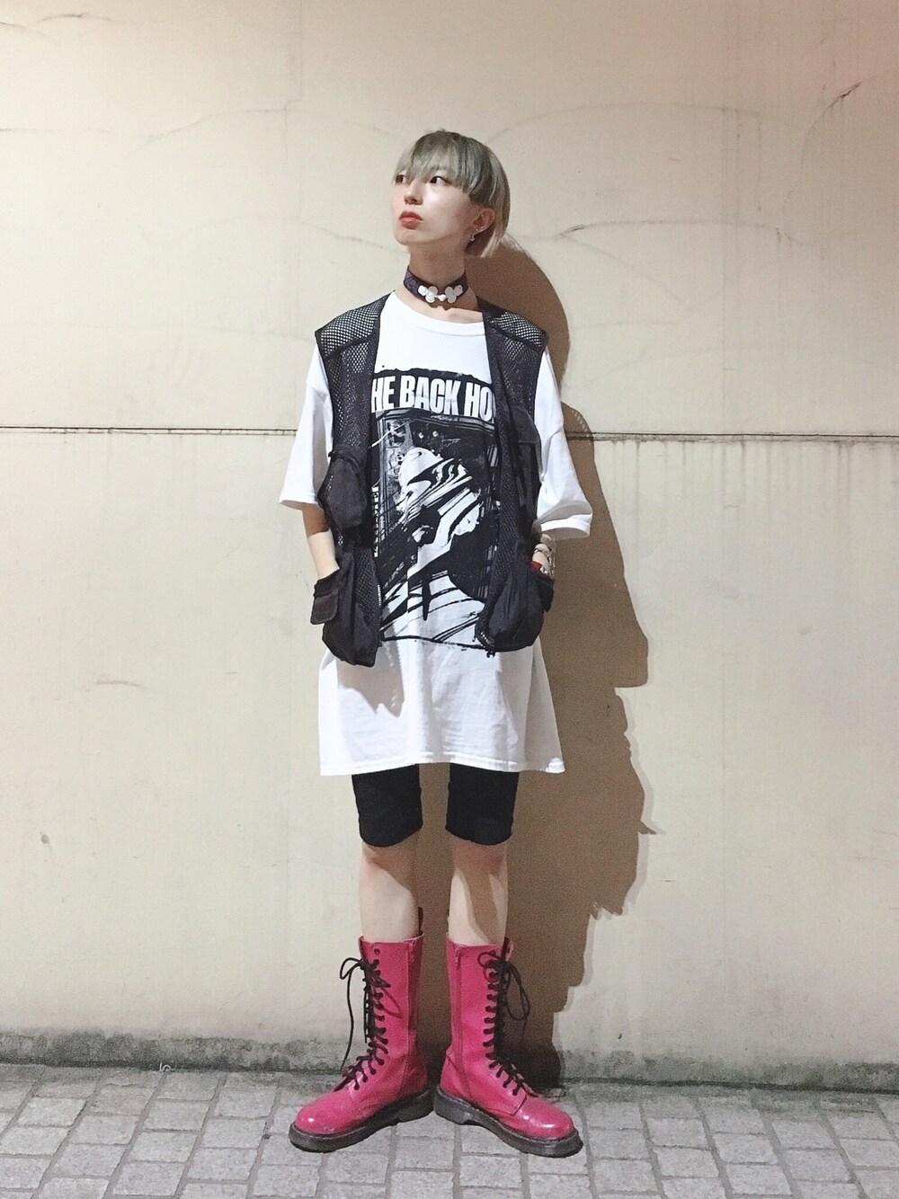 「THEBACKHORN、バンT、フィッシングベスト、ビッグT、usedマーチン、Dr.Martens、Dr.Martens 14ホール、古着、古着MIX、チョーカー」｜「THE BACK HORNのアイテム（Tシャツ/カットソー、ホワイト系）」を使った、🐨夏🐨さん（レディース・157cm）の夏コーディネートの1枚目の写真