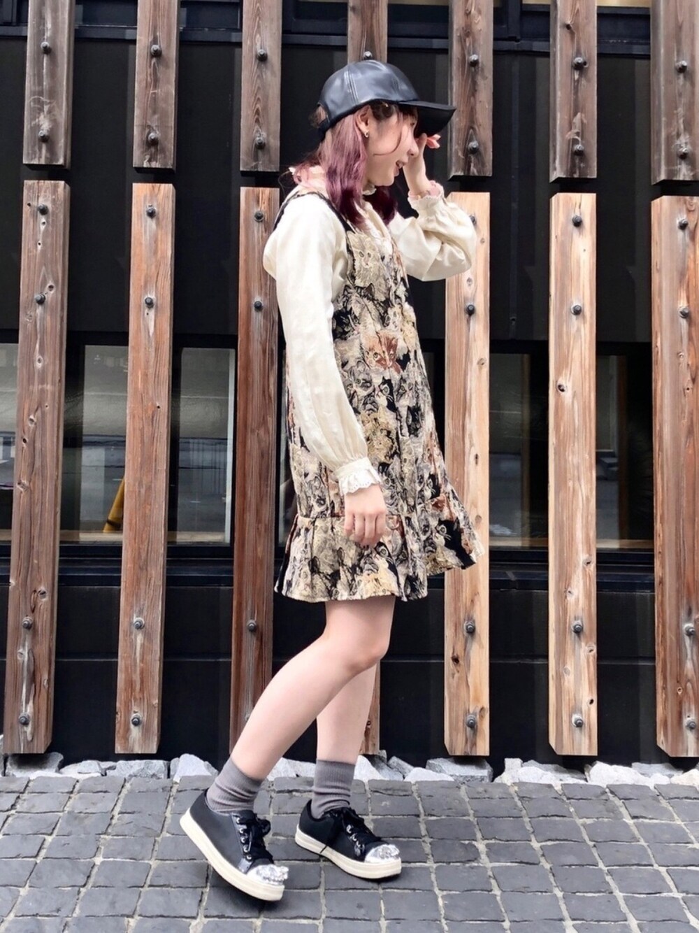 「3coins、秋のコーデ、秋服、低身長、着回しコーデ、ガーリー、秋のカフェオレコーデ、スニーカー、ブラウンコーデ、レザー」｜「3coinsのアイテム（キャップ、ブラック系）」を使った、shiho🐇3COINSプレスさん（レディース・152cm）の秋コーディネートの1枚目の写真