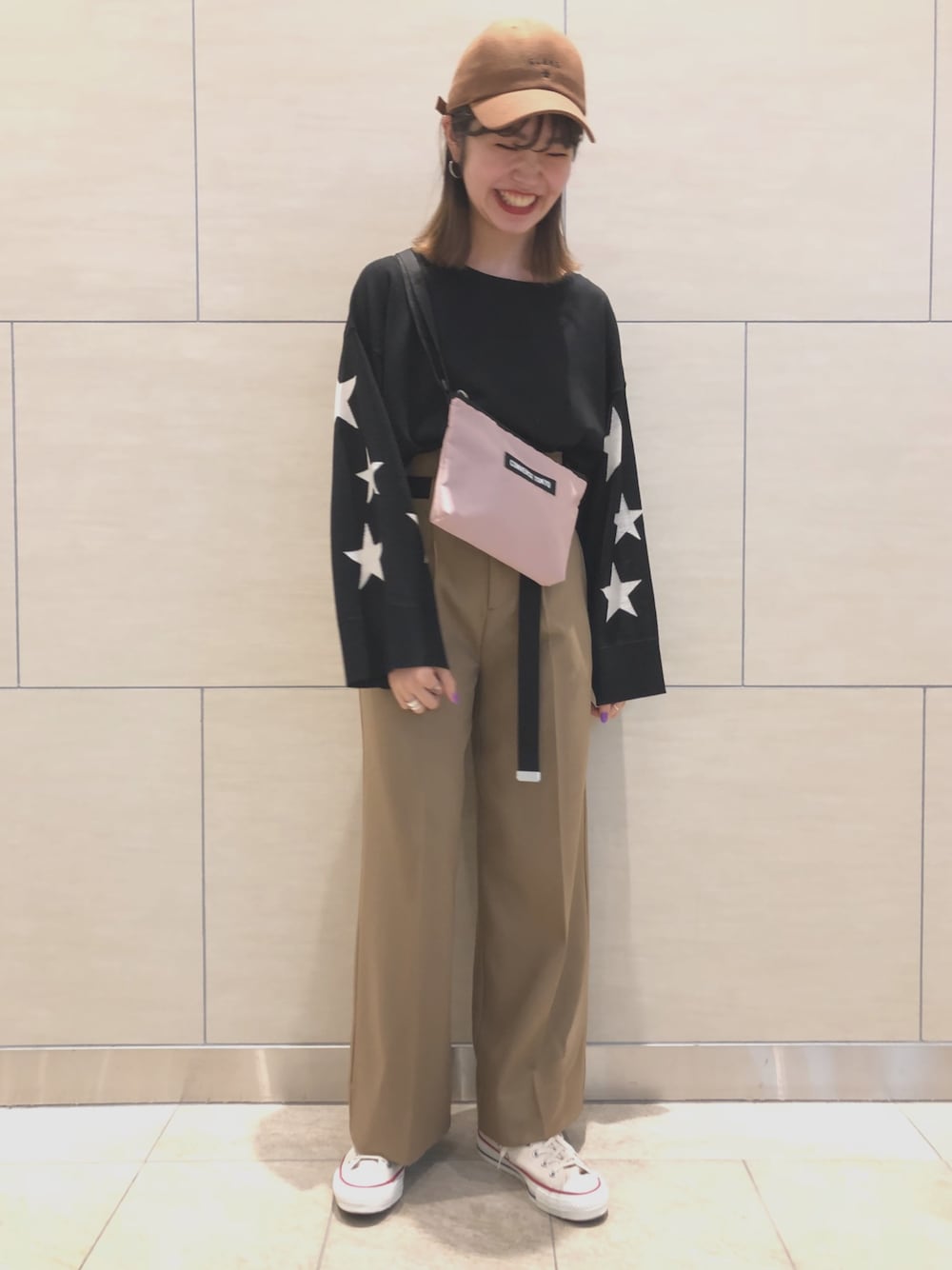 「コンバース、コンバーストウキョウ、converse、CONVERSE TOKYO、秋コーデ、きれいめカジュアル、ワイドパンツ、シンプル、オトナ女子」｜「CLANEのCONVERSE TOKYO×CLANE ロゴキャップ（キャップ、イエロー系）」を使った、risaさん（レディース・162cm）の秋コーディネートの1枚目の写真