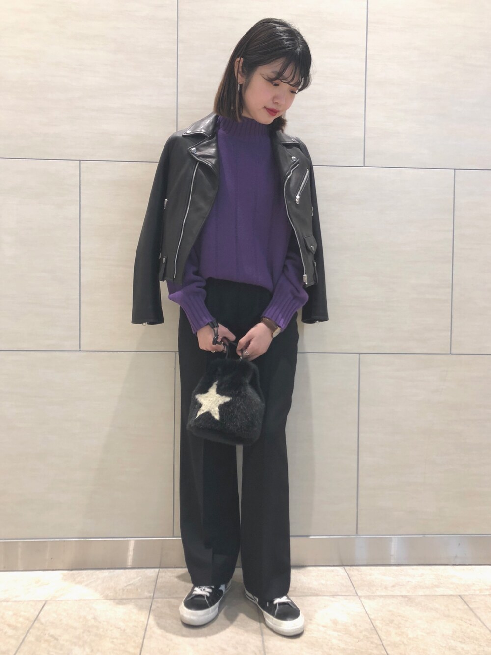 「コンバース、コンバーストウキョウ、converse、CONVERSE TOKYO、秋冬コーデ、スニーカーコーデ、オトナ女子、ブラックコーデ、ハイネックニット、ブラック」｜「CONVERSE TOKYOのCONVERSE TOKYO/コンバーストウキョウ ボトルネックリブニット（ニット/セーター、パープル系）」を使った、risaさん（レディース・162cm）の秋コーディネートの1枚目の写真
